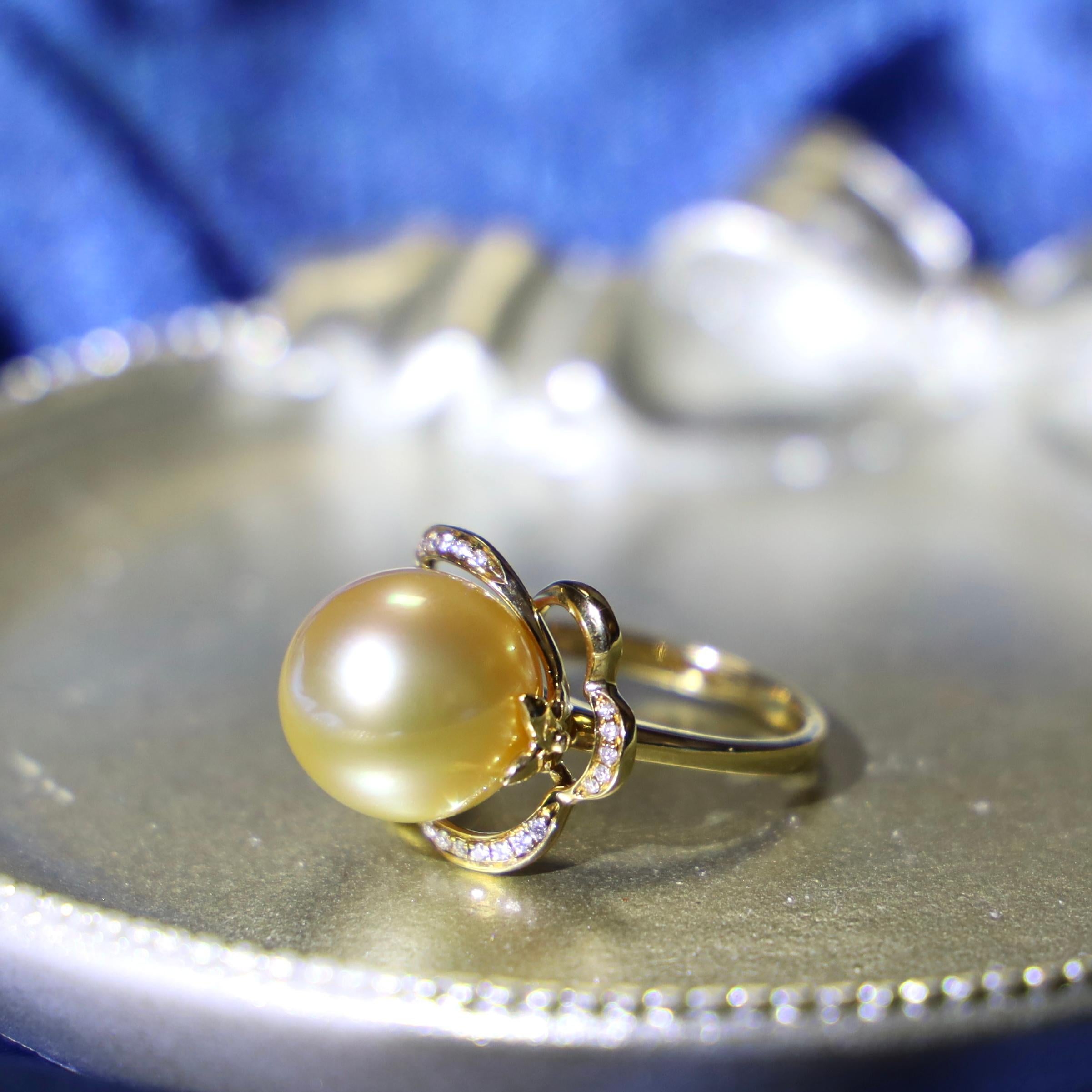18K Yellow Gold South Sea Pearl Golden Pearl Ring with Diamonds In New Condition For Sale In Kowloon, HK