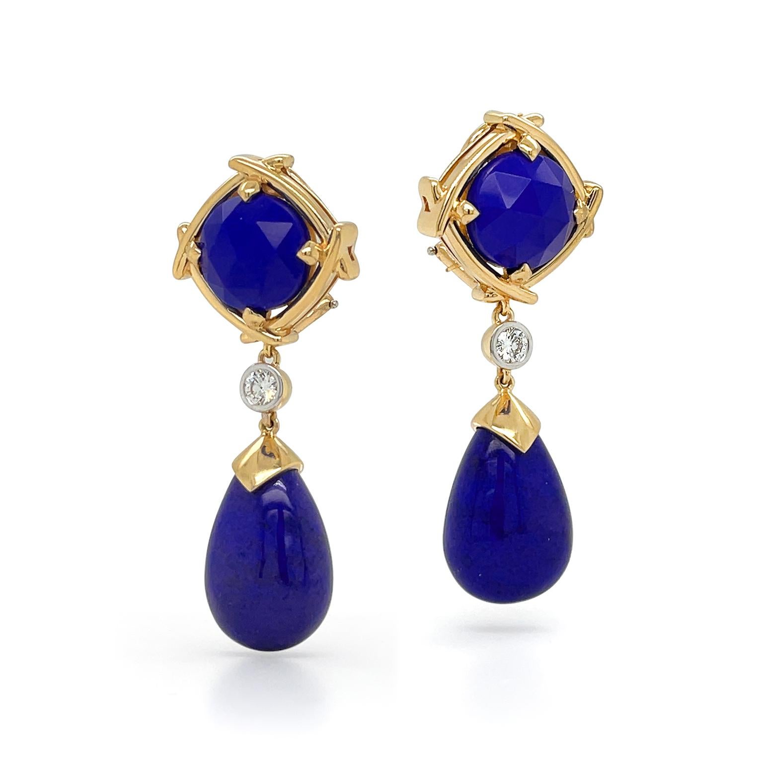 Le bleu lapis-lazuli et l'or jaune 18 carats sont des combinaisons royales pour ces boucles d'oreilles en forme de goutte. Un lapis-lazuli taillé en coussin est bordé par des fils d'or qui se chevauchent dans le motif. Un diamant taille brillant
