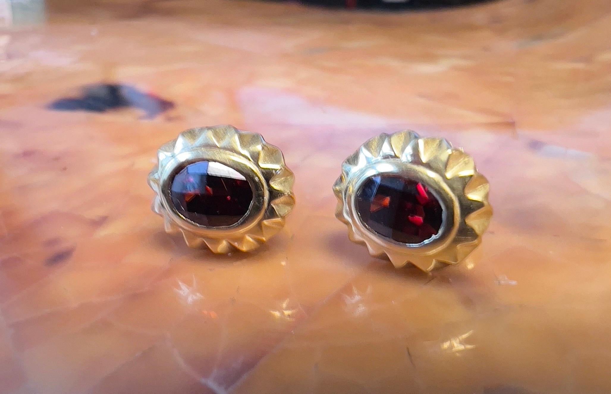 18k Yellow Gold Spiked Stud Earrings with Step Cut Garnet In New Condition For Sale In New York, NY