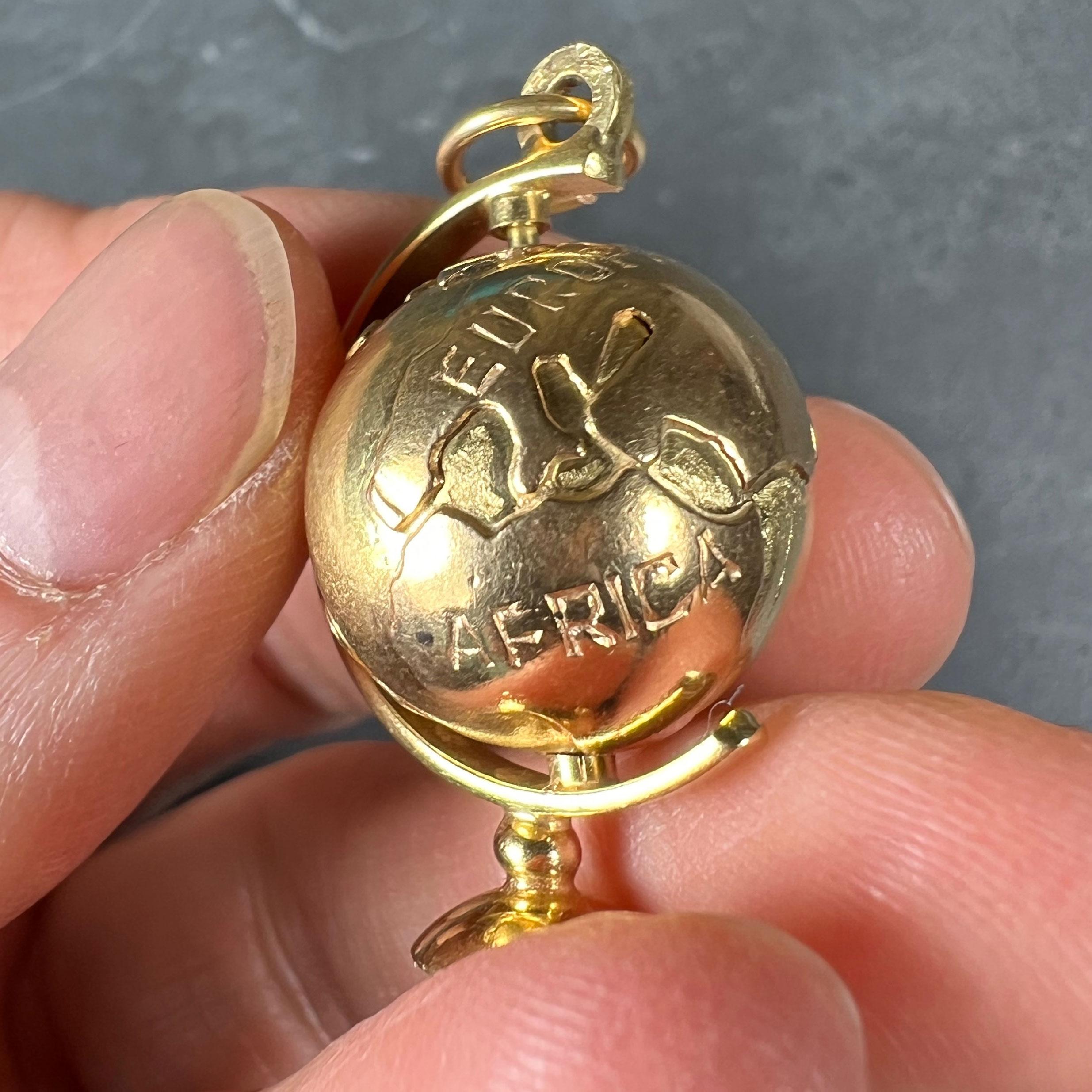 18K Yellow Gold Spinning Globe Charm Pendant In Good Condition For Sale In London, GB