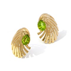 Boucles d'oreilles clips en or jaune 18K avec motif en spirale et péridot ovale