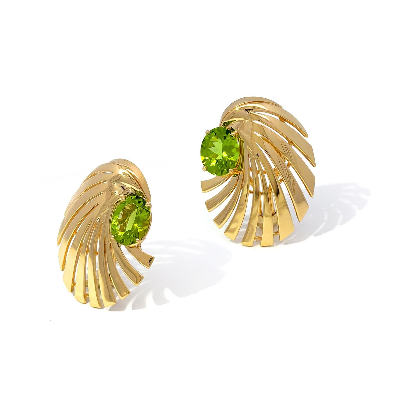 Oval Cut 18K Yellow Gold Spiral Motif Oval Peridot Clip on Earrings For Sale