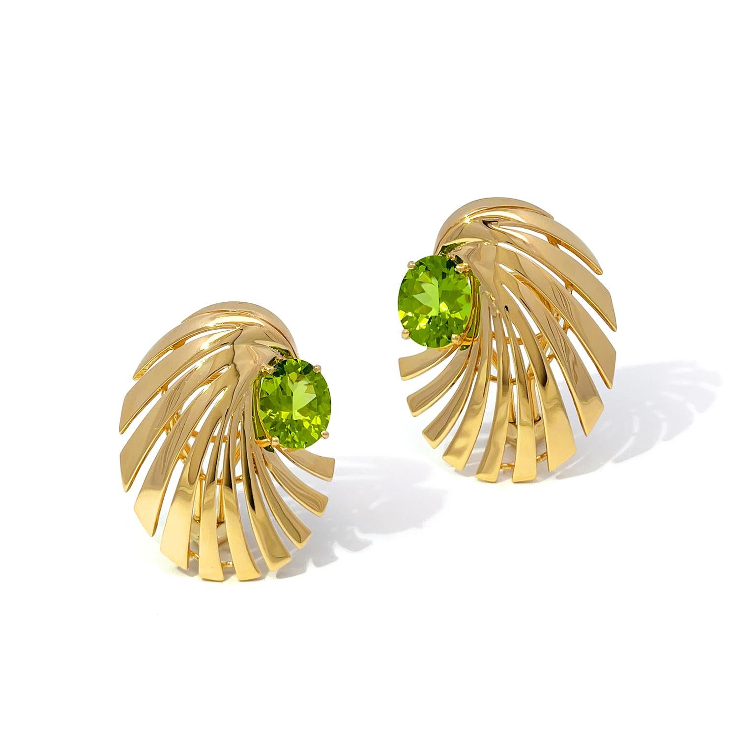 18K Yellow Gold Spiral Motif Oval Peridot Clip on Earrings In New Condition For Sale In New York, NY