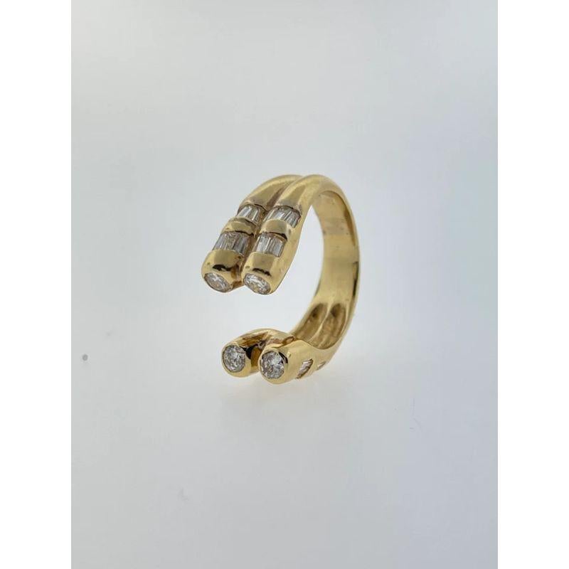 Dieser atemberaubende Ring ist in 18K Gelbgold gefasst und hat ein geteiltes offenes Design. Er enthält eine Mischung aus runden Diamanten und geraden Baguette-Diamanten mit einem Gewicht von 1,00ctw (F-G/SI in Qualität). Es hat derzeit die Größe 7