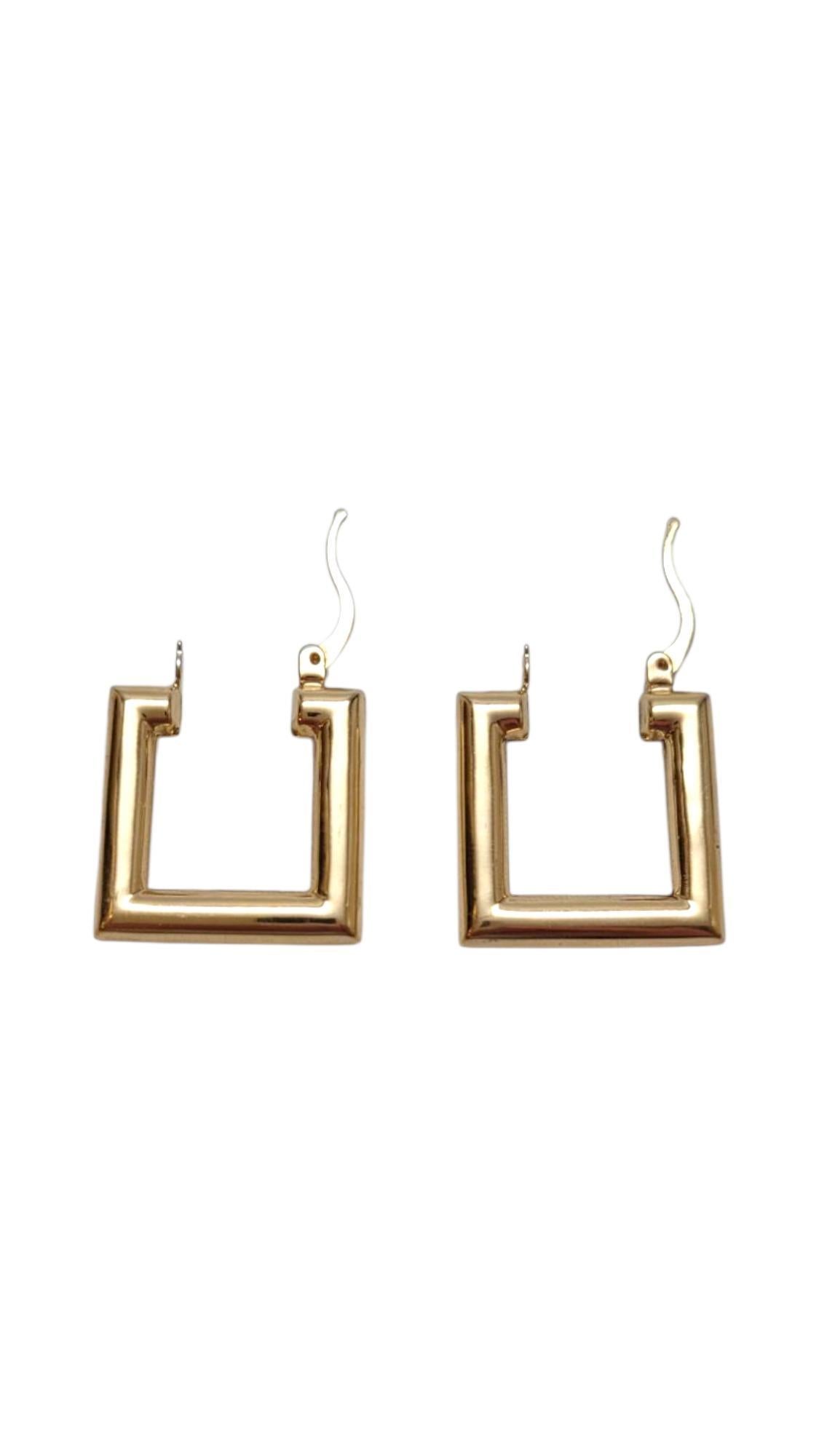 18K Yellow Gold Square Hoop Earrings #21959 In Good Condition For Sale In Washington Depot, CT