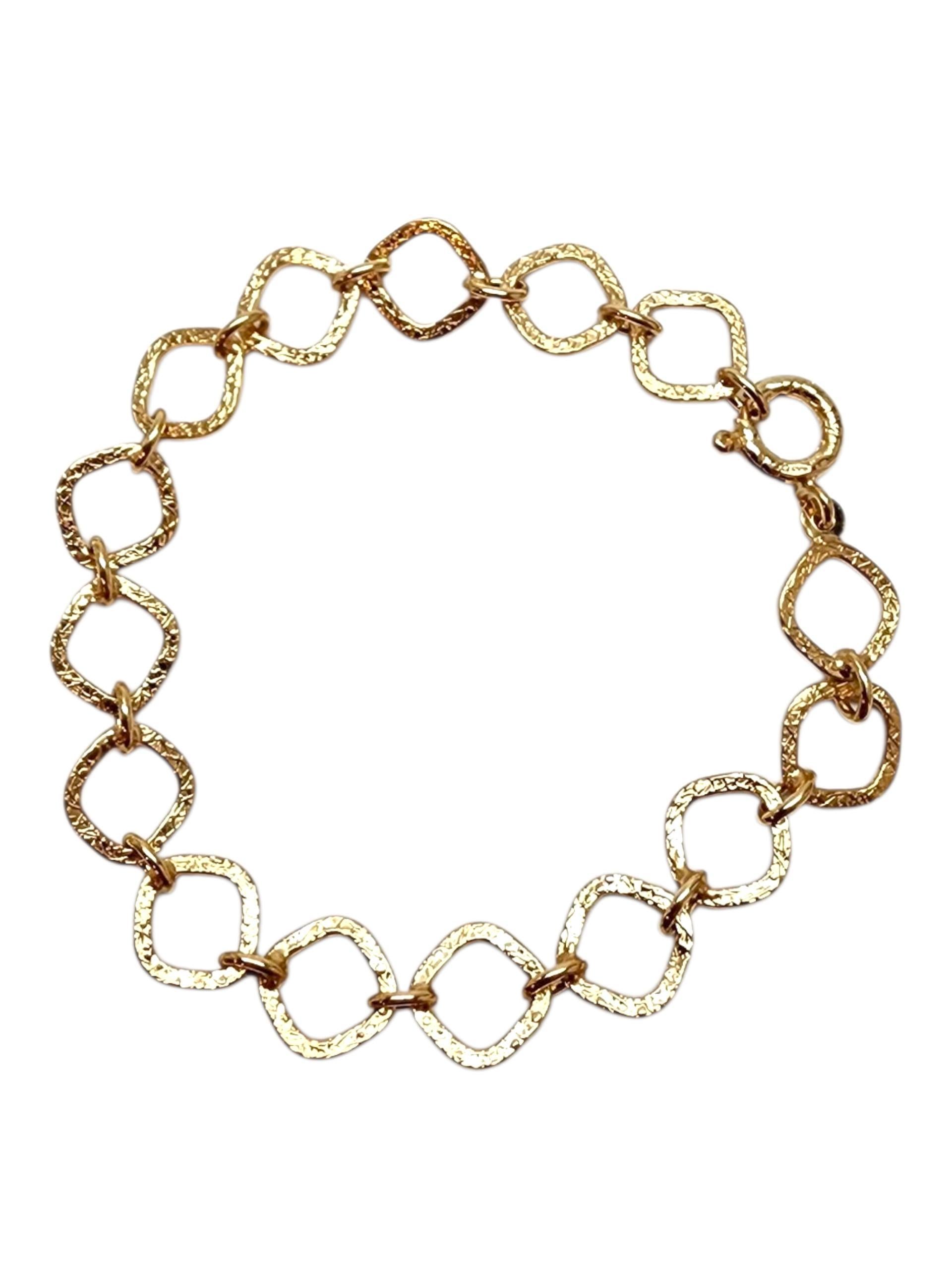 18K Yellow Gold Square-Link Chain Bracelet

Get linked in style with this golden bracelet! This piece features a square-link design chain bracelet meticulously detailed in 18 karat yellow gold.

Hallmark: 750 AK

Weight: 7.4 g / 4.8 dwt.

Chain