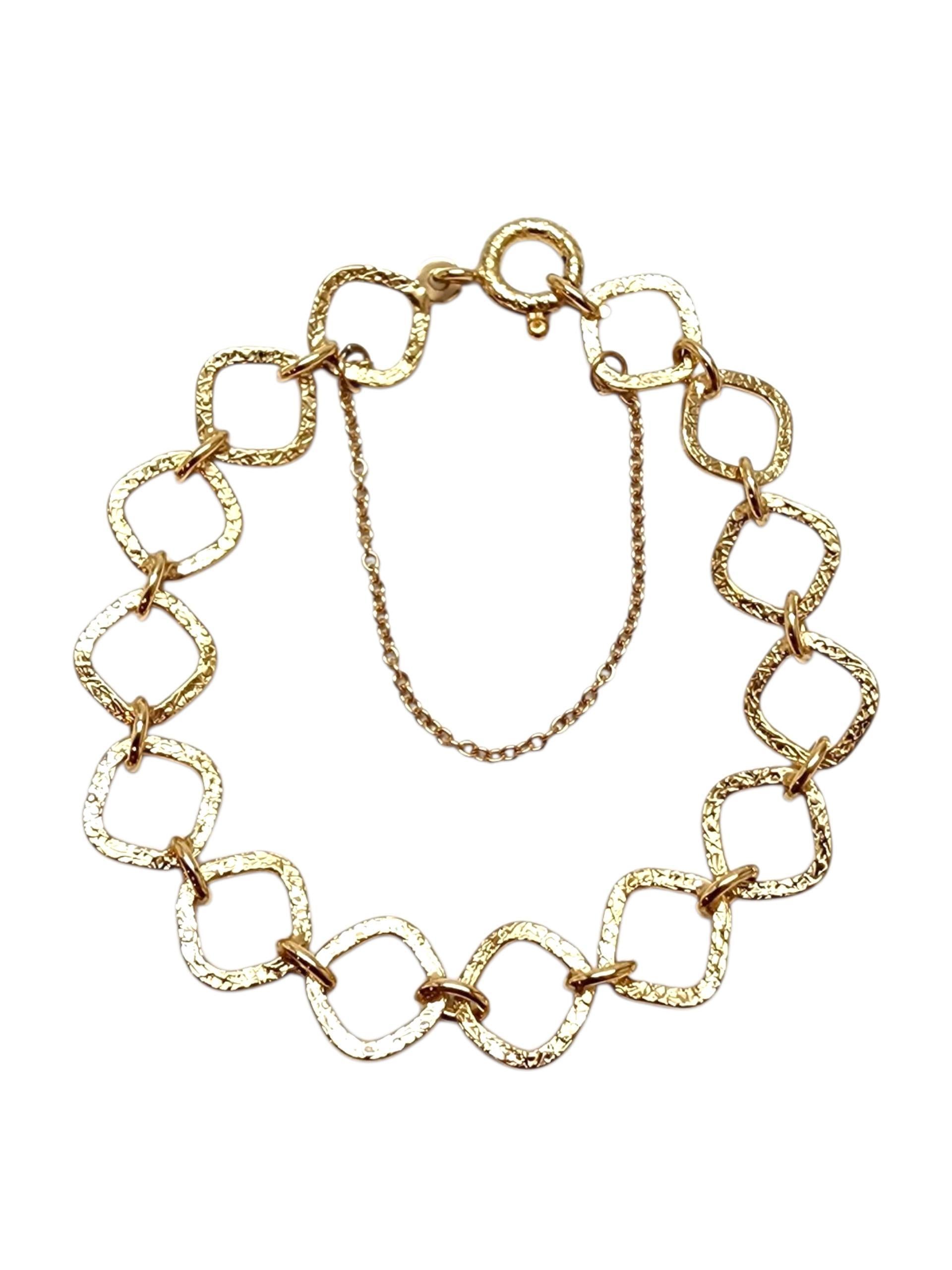 18K Yellow Gold Square-Link Chain Bracelet

Get linked in style with this golden bracelet! This piece features a square-link design chain bracelet meticulously detailed in 18 karat yellow gold.

Hallmark: 18K

Weight: 7.3 g / 4.7 dwt.

Chain Length: