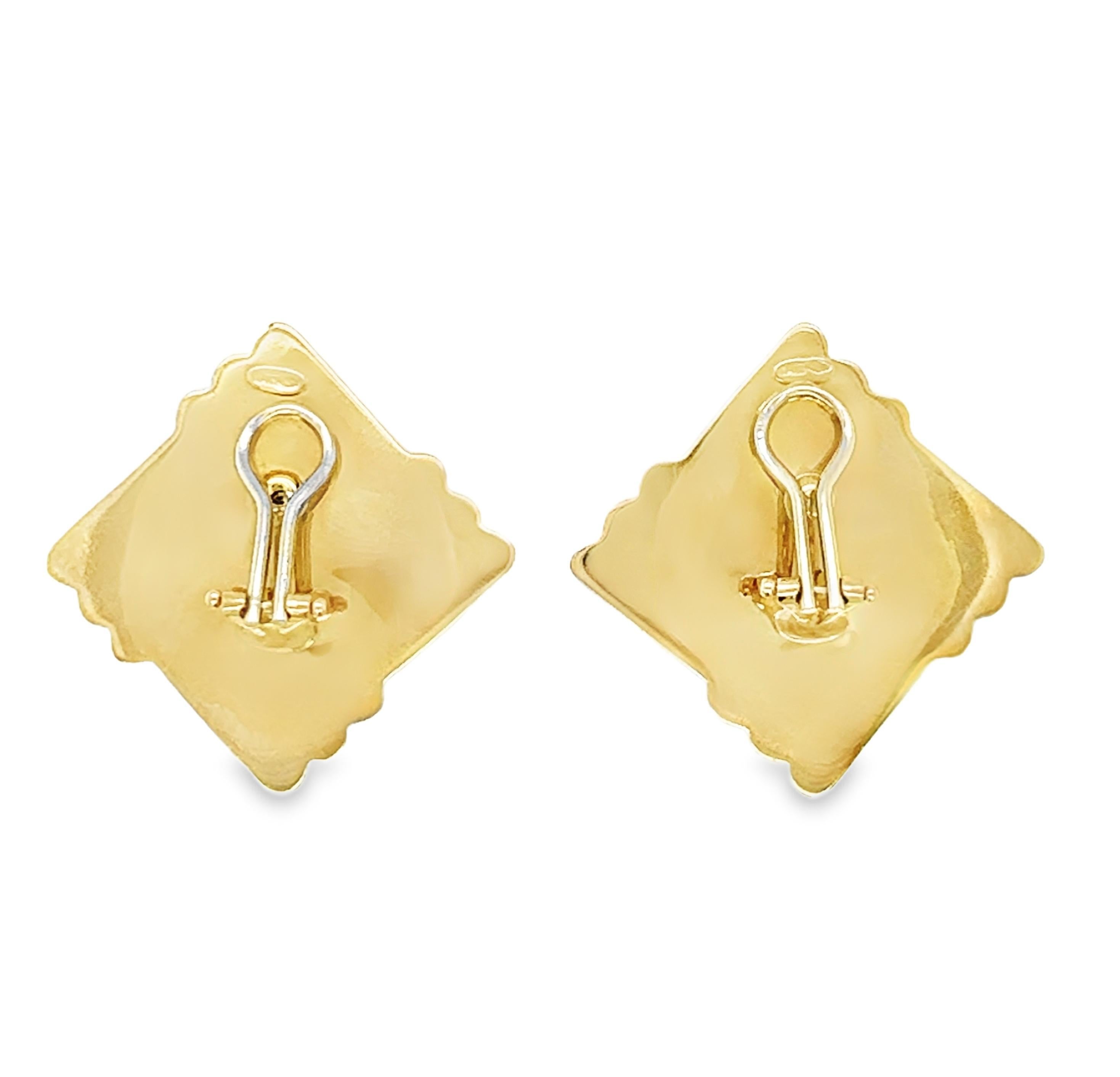 This elegant pair of 18K yellow gold earclips embodies the bold aesthetic of the 1970s, crafted in a distinctive square shape with a luxurious hammered gold finish. Measuring 37 mm in length, these earclips feature a textured surface that catches