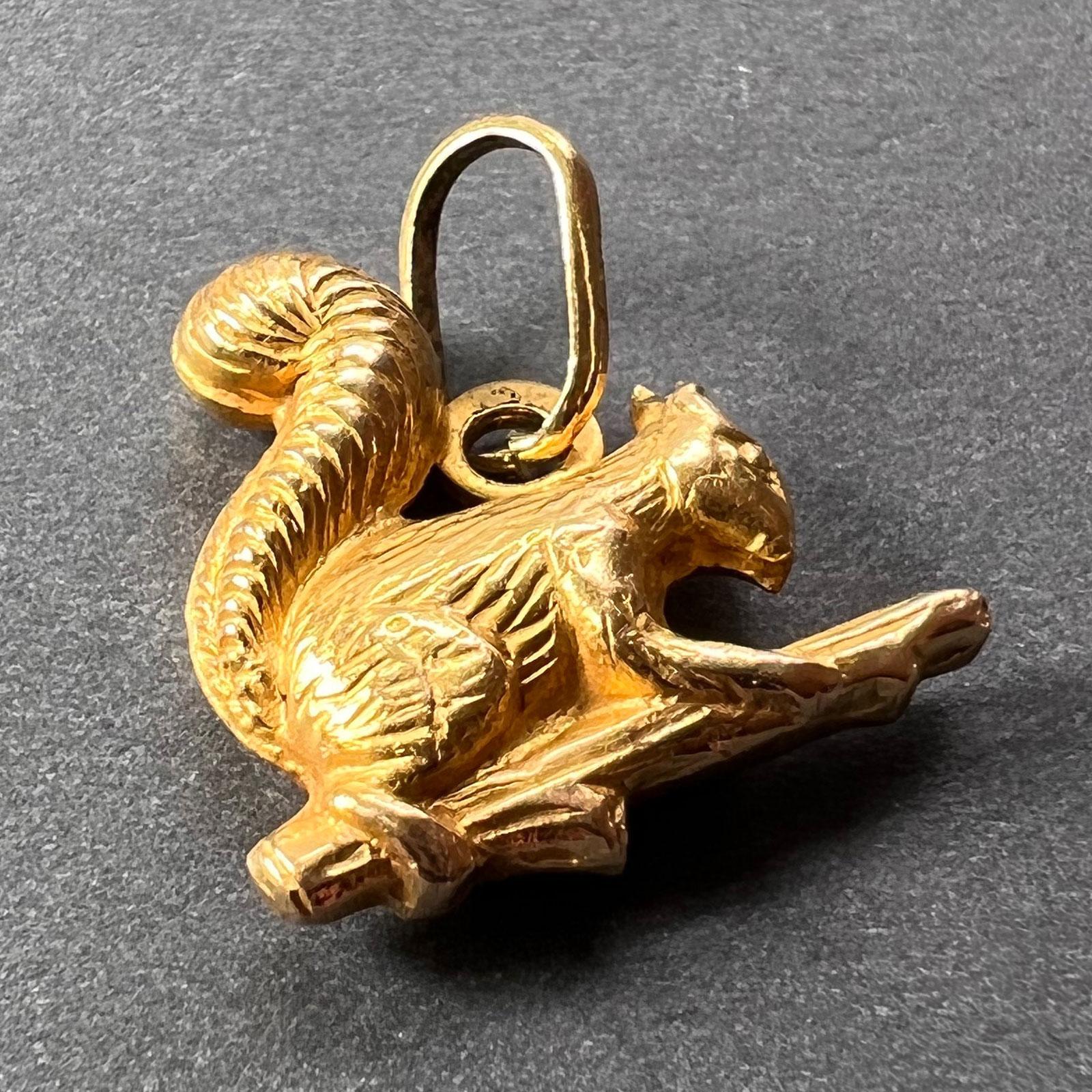18K Yellow Gold Squirrel Charm Pendant In Good Condition In London, GB