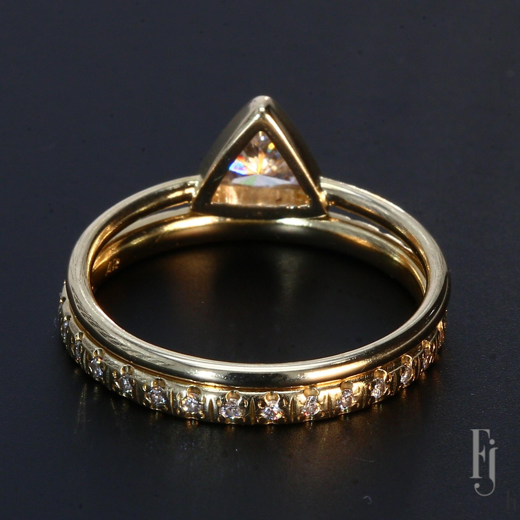 Taglio trillion Anelli impilabili in oro giallo 18k con diamanti rotondi e trilioni - misura 4,75 in vendita