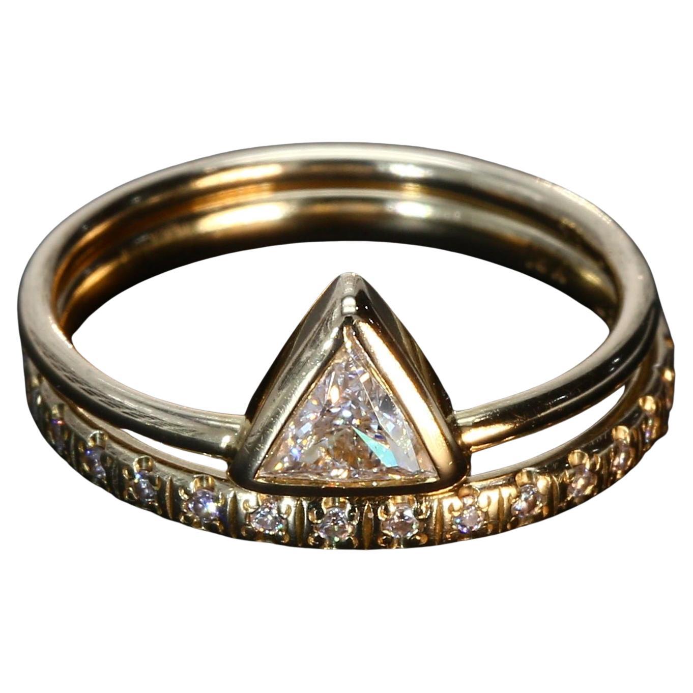 Anelli impilabili in oro giallo 18k con diamanti rotondi e trilioni - misura 4,75 in vendita