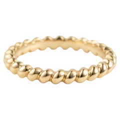 Anillo apilable de oro amarillo de 18 quilates con detalle de cuerda