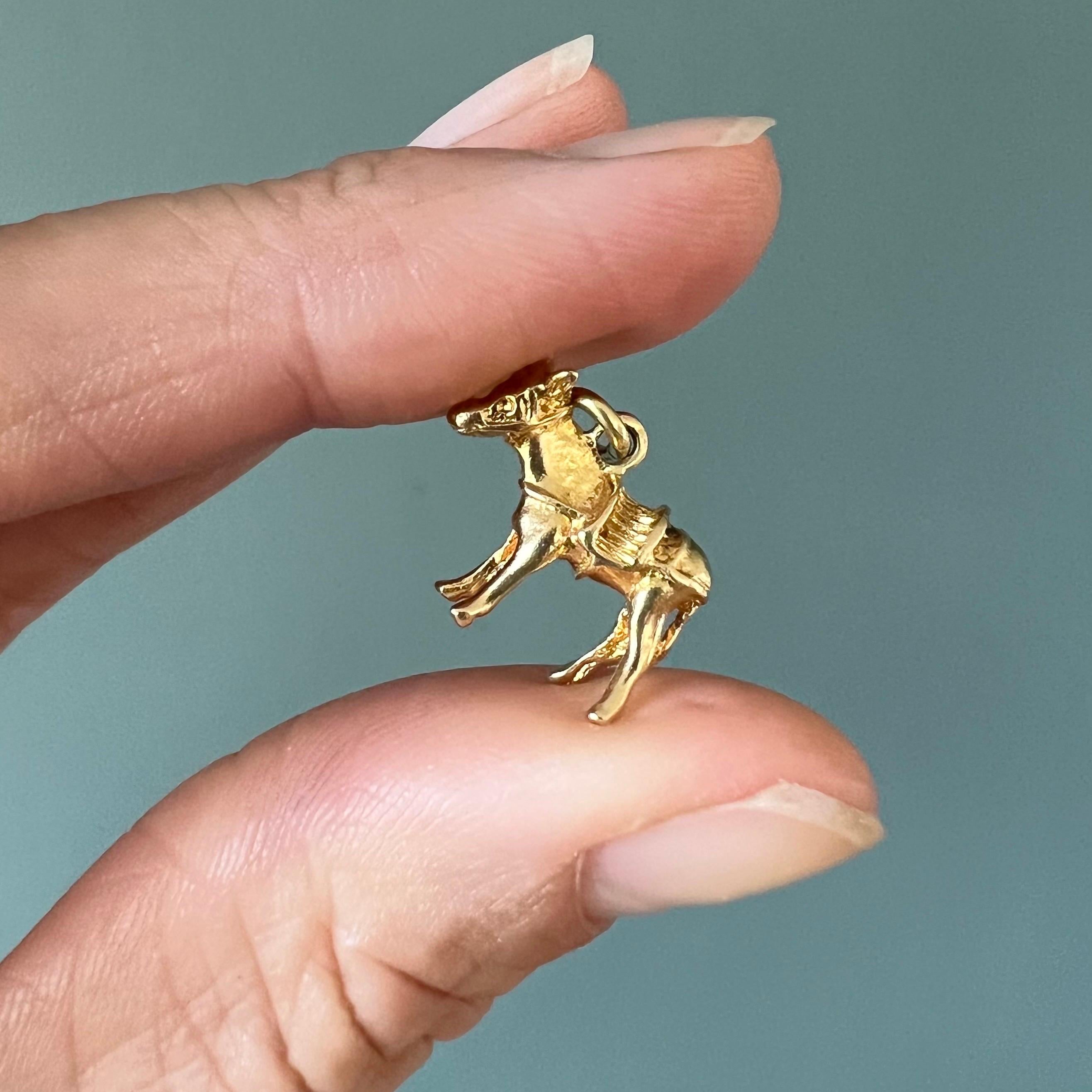 Un charmant pendentif en forme d'âne, finement détaillé, réalisé en or jaune massif 18 carats. L'âne est représenté avec une selle sur le dos, sa forme expressive exprimant à la fois la force et le caractère.

Longtemps associé à l'endurance, à