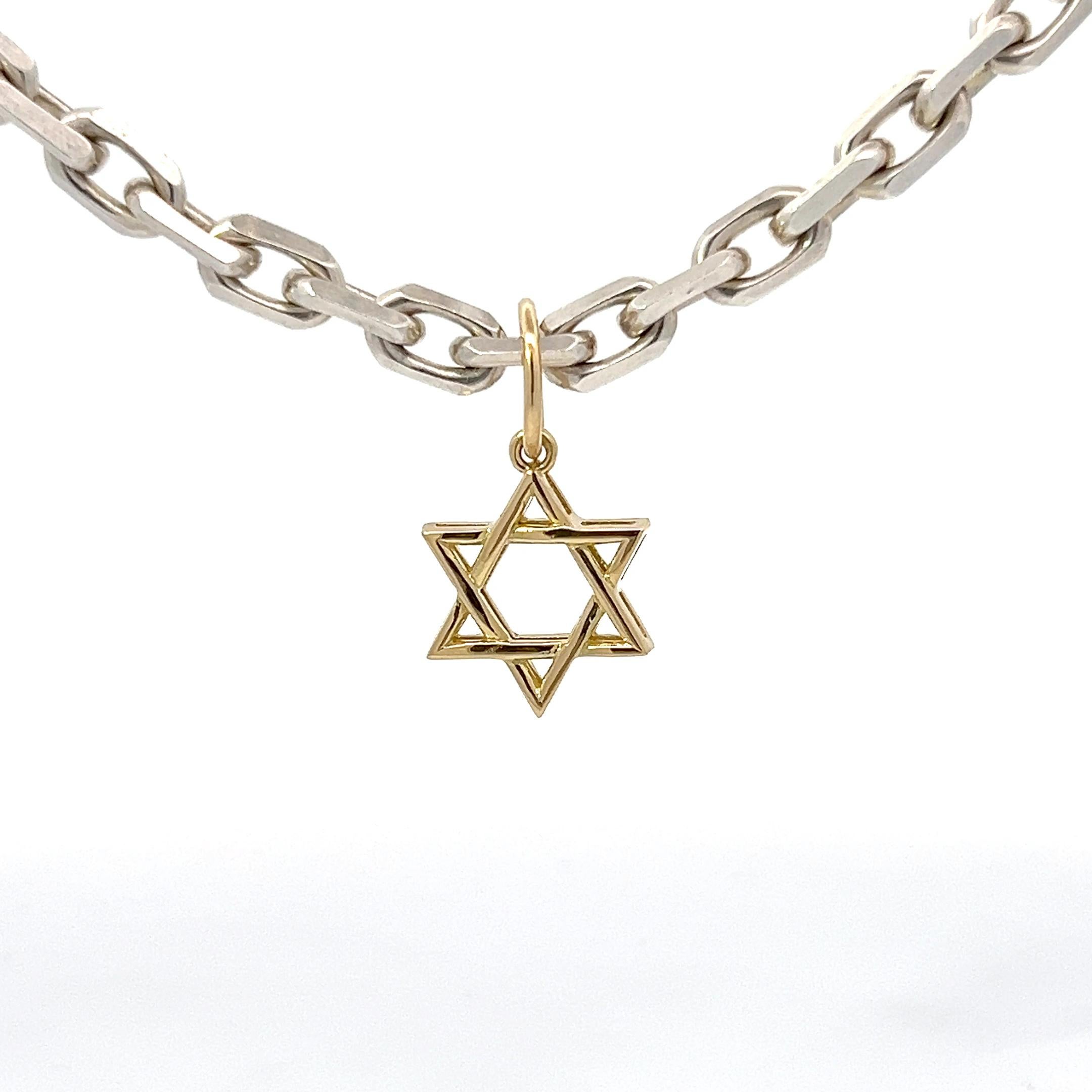 Questo raffinato ciondolo a forma di stella di David in oro giallo 18 carati presenta un design elegante e senza tempo. Le linee della stella si intrecciano in modo intricato, creando un motivo accattivante e armonioso. La stella in sé misura circa