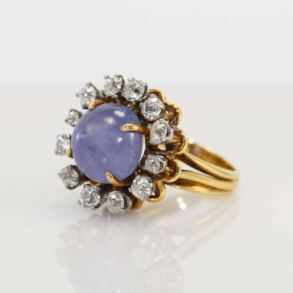 Damenring mit Vintage-Stern, Saphir und Diamant in 18 Karat Gelbgoldfassung.
Testet 18k und wiegt 10,8 Gramm.
Der runde Saphir im Cabochon-Schliff ist naturbelassen und misst 11,08 mm im Durchmesser und 7,6 mm in der Tiefe, was etwa 11,50 Karat
