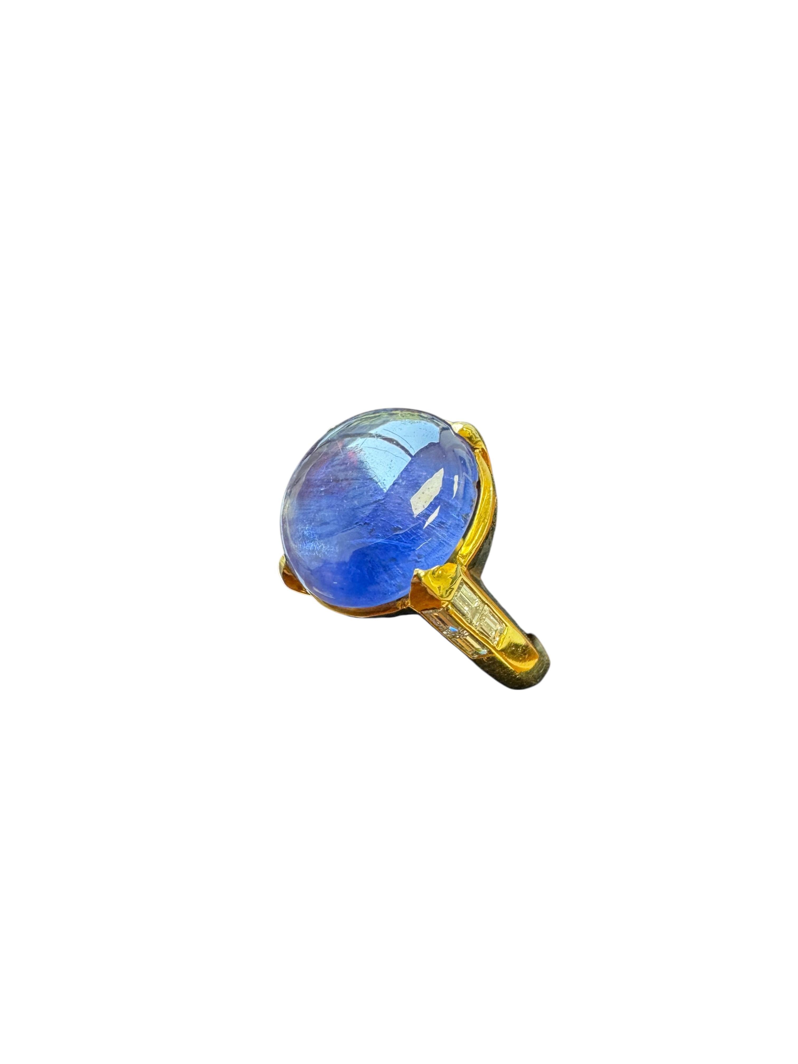 18K Yellow Gold Star Sapphire Ring with Baguette Diamond Accents In Excellent Condition For Sale In Great Neck Plaza, NY