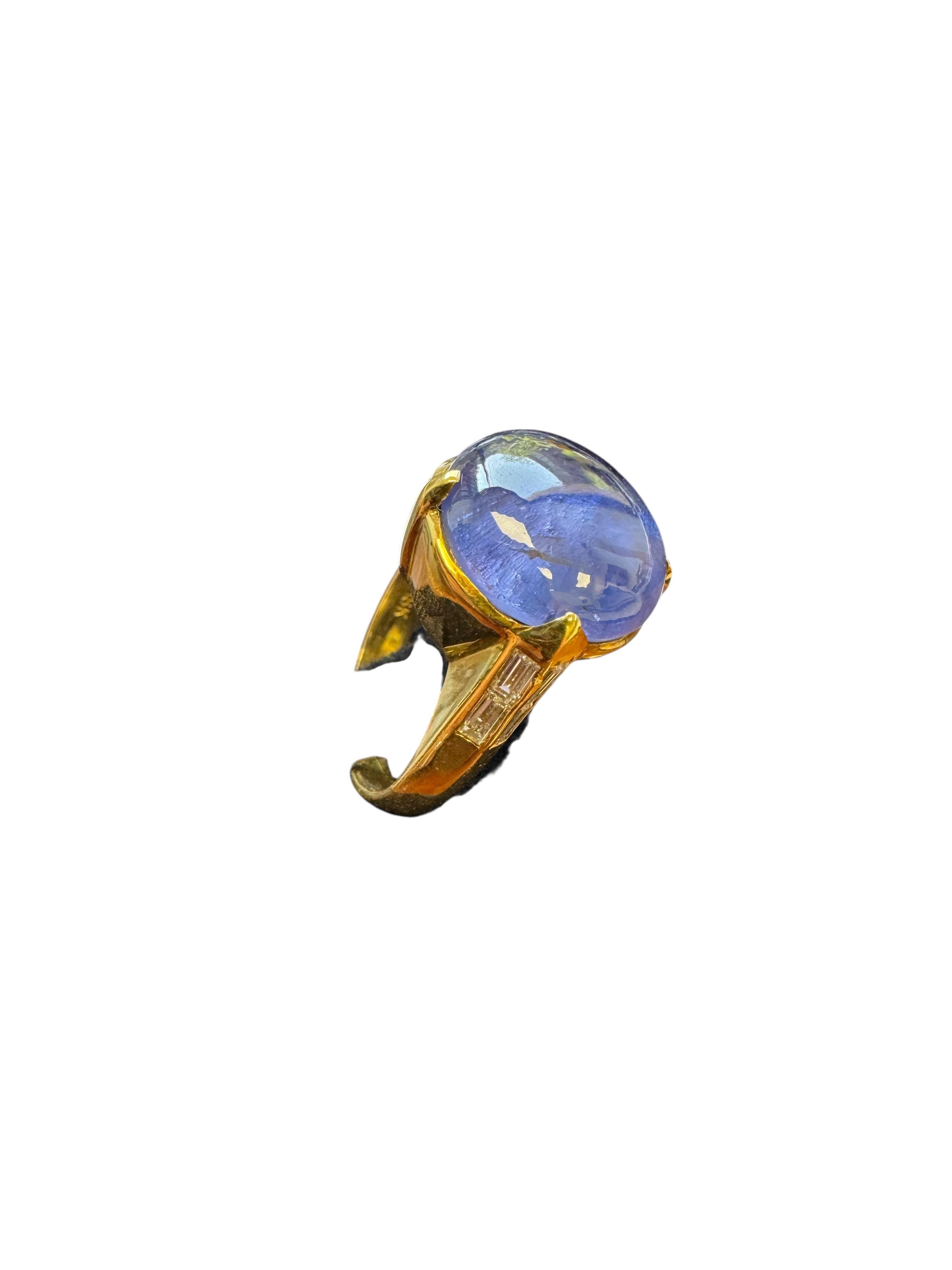 Women's or Men's 18K Yellow Gold Star Sapphire Ring with Baguette Diamond Accents For Sale