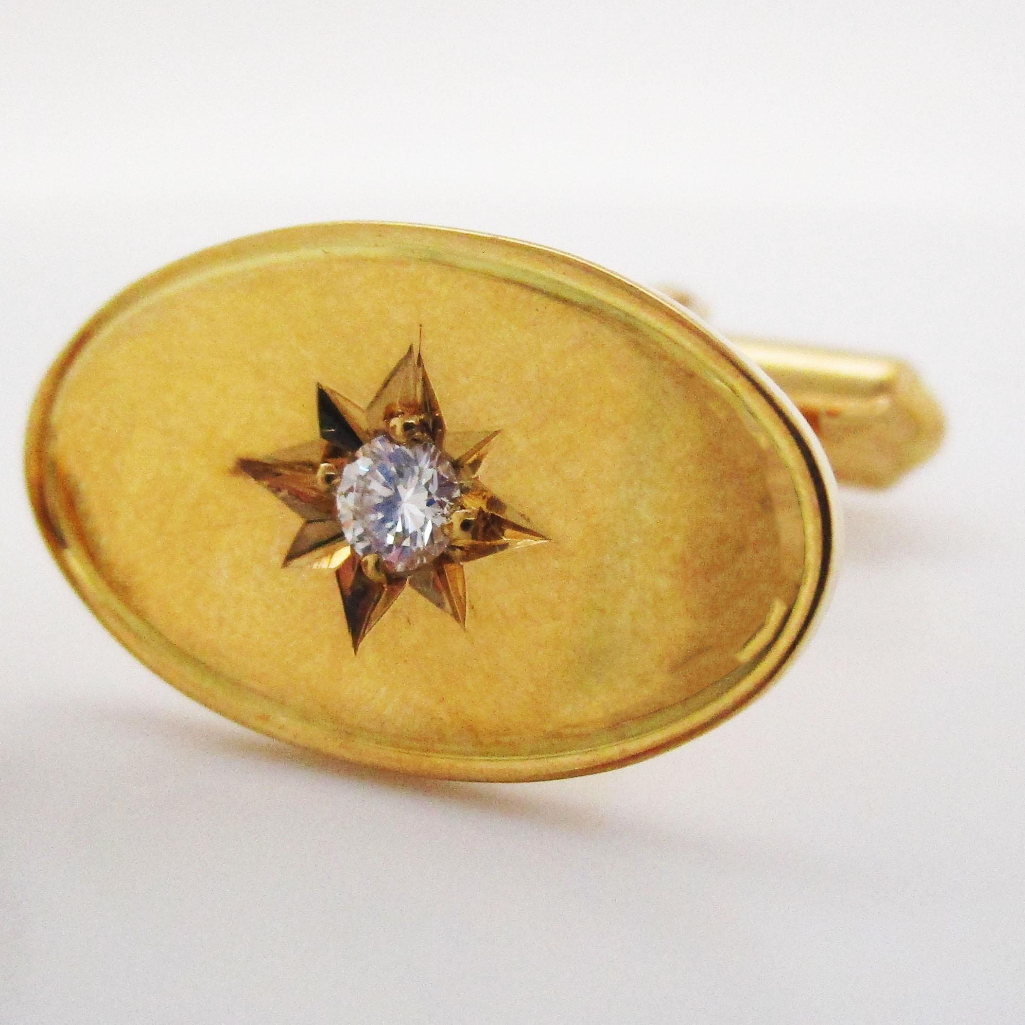 Ovale Manschettenknöpfe aus 18 Karat Gelbgold mit Diamanten in Sternenfassung (Rundschliff) im Angebot