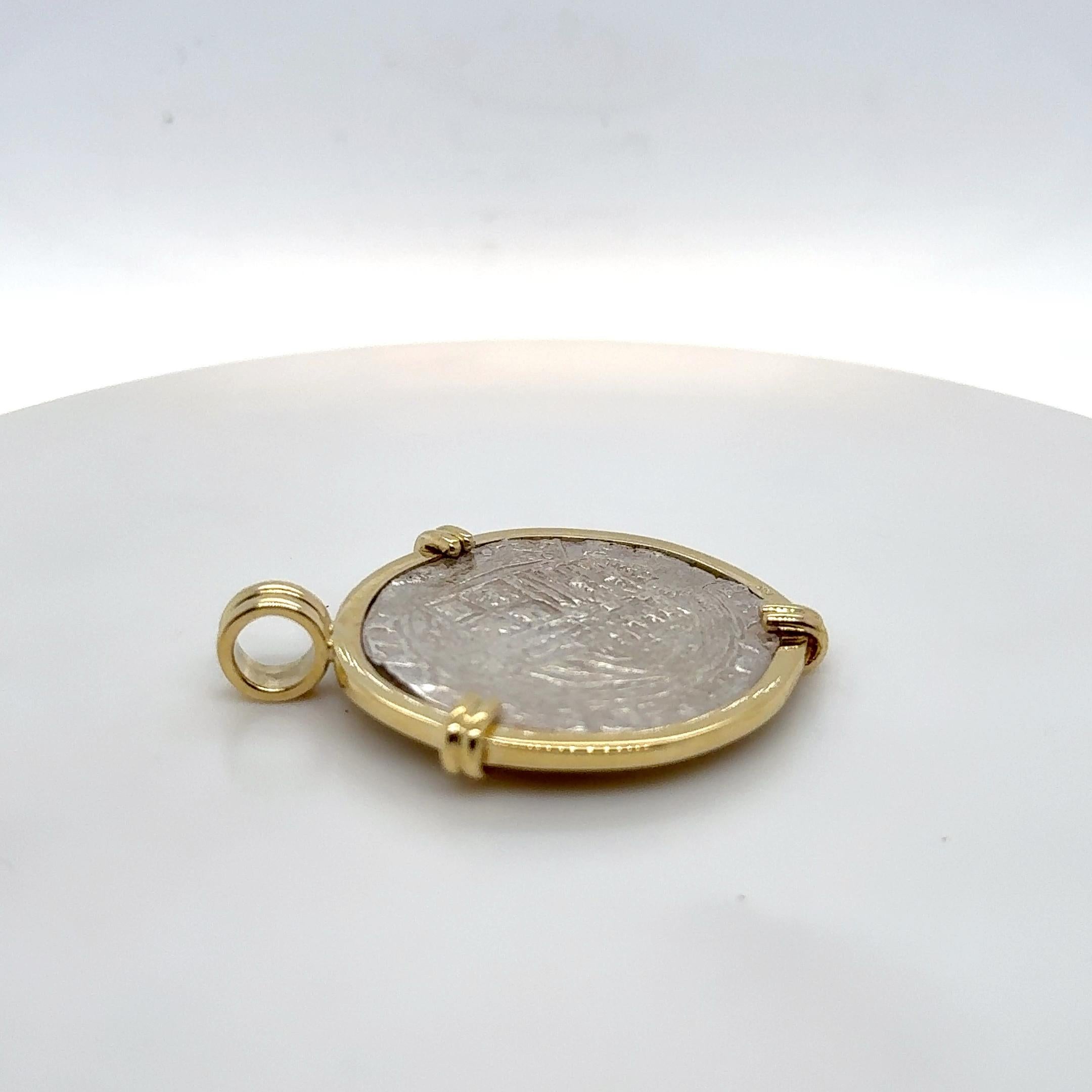 Pendentif en or jaune 18K et argent sterling en forme de pièce de monnaie ancienne Bon état - En vente à Coral Gables, FL