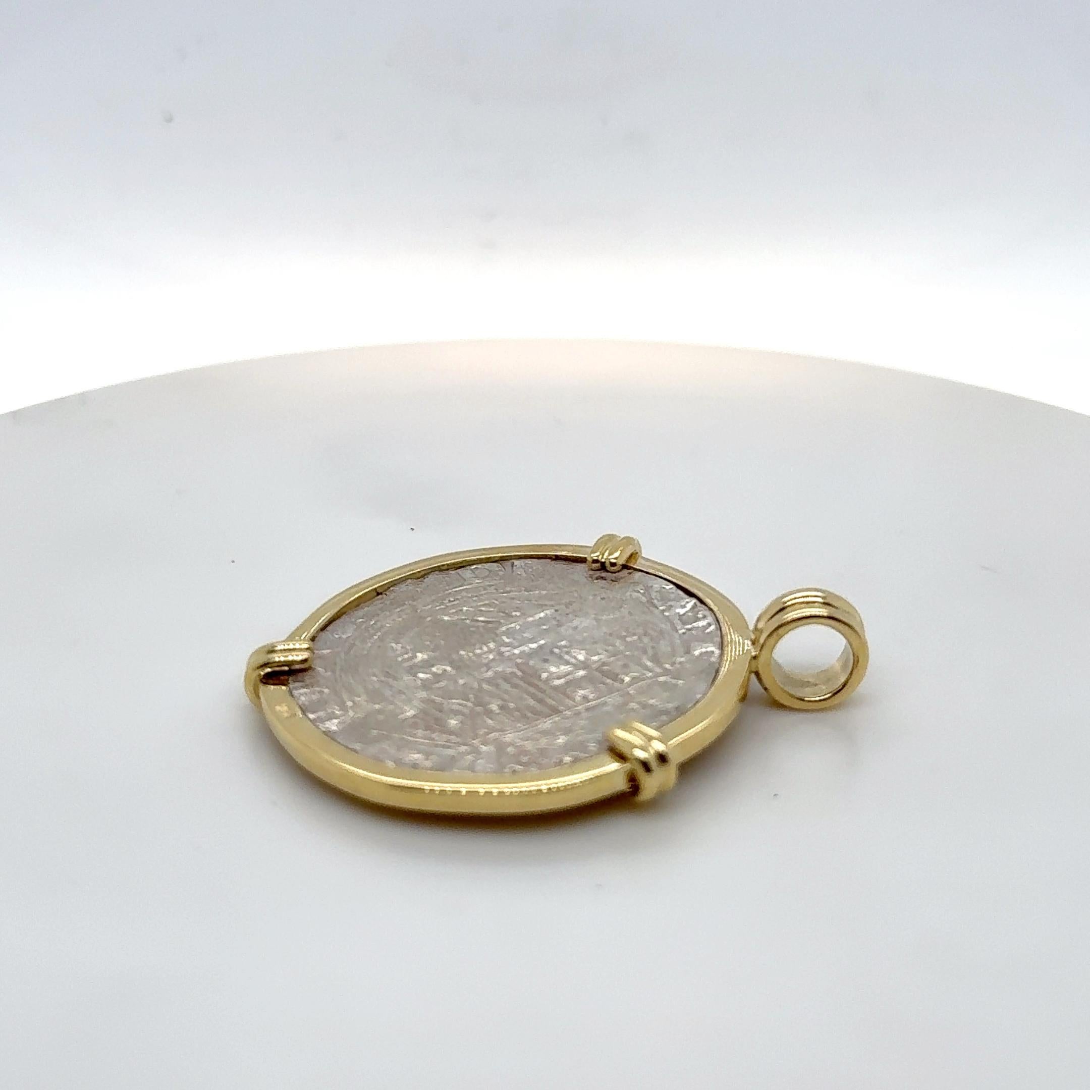 Pendentif en or jaune 18K et argent sterling en forme de pièce de monnaie ancienne en vente 1