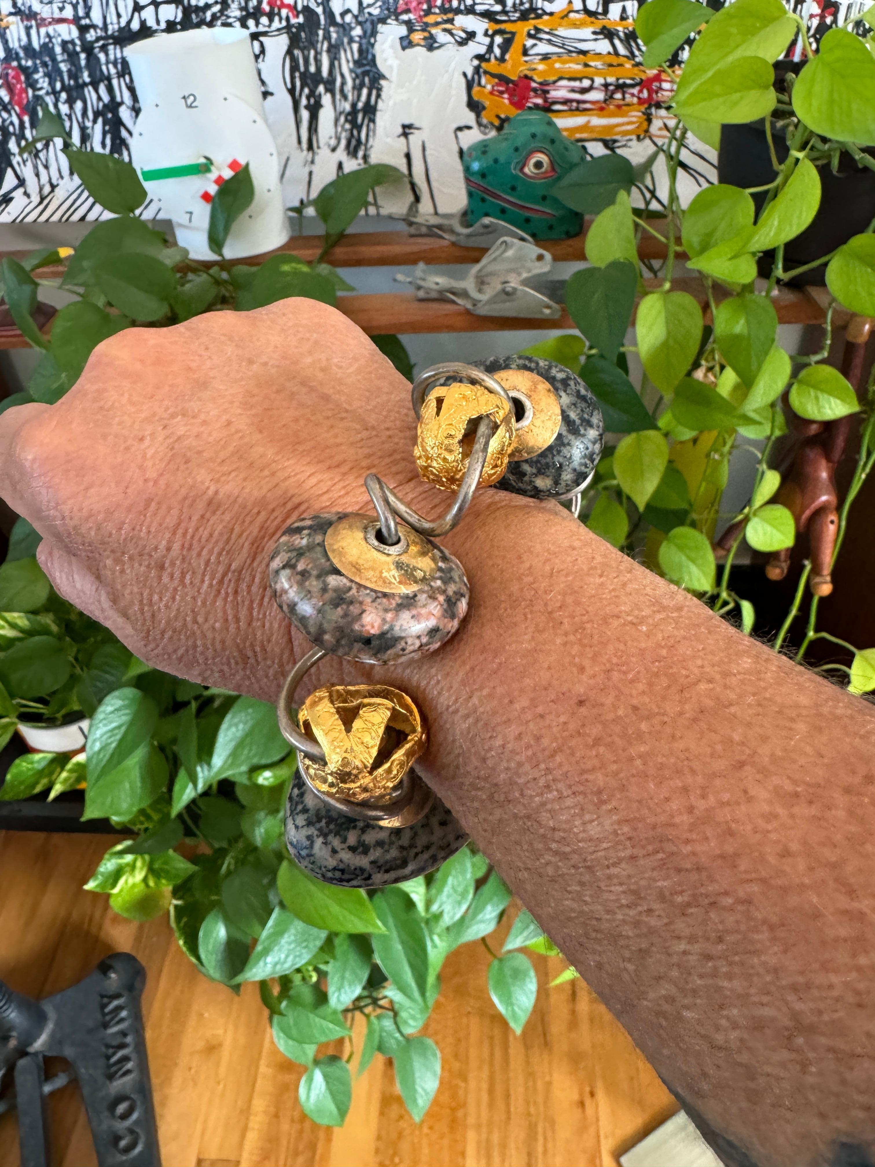 Kathleen Dennison Oro giallo 18k  Bracciale dettagliato in argento sterling. Metalli misti compongono questo braccialetto a spirale realizzato a mano con una grande perla di pietra dai colori sorprendenti. Ho un polso da 6,5 e ho spazio. Dovrebbe