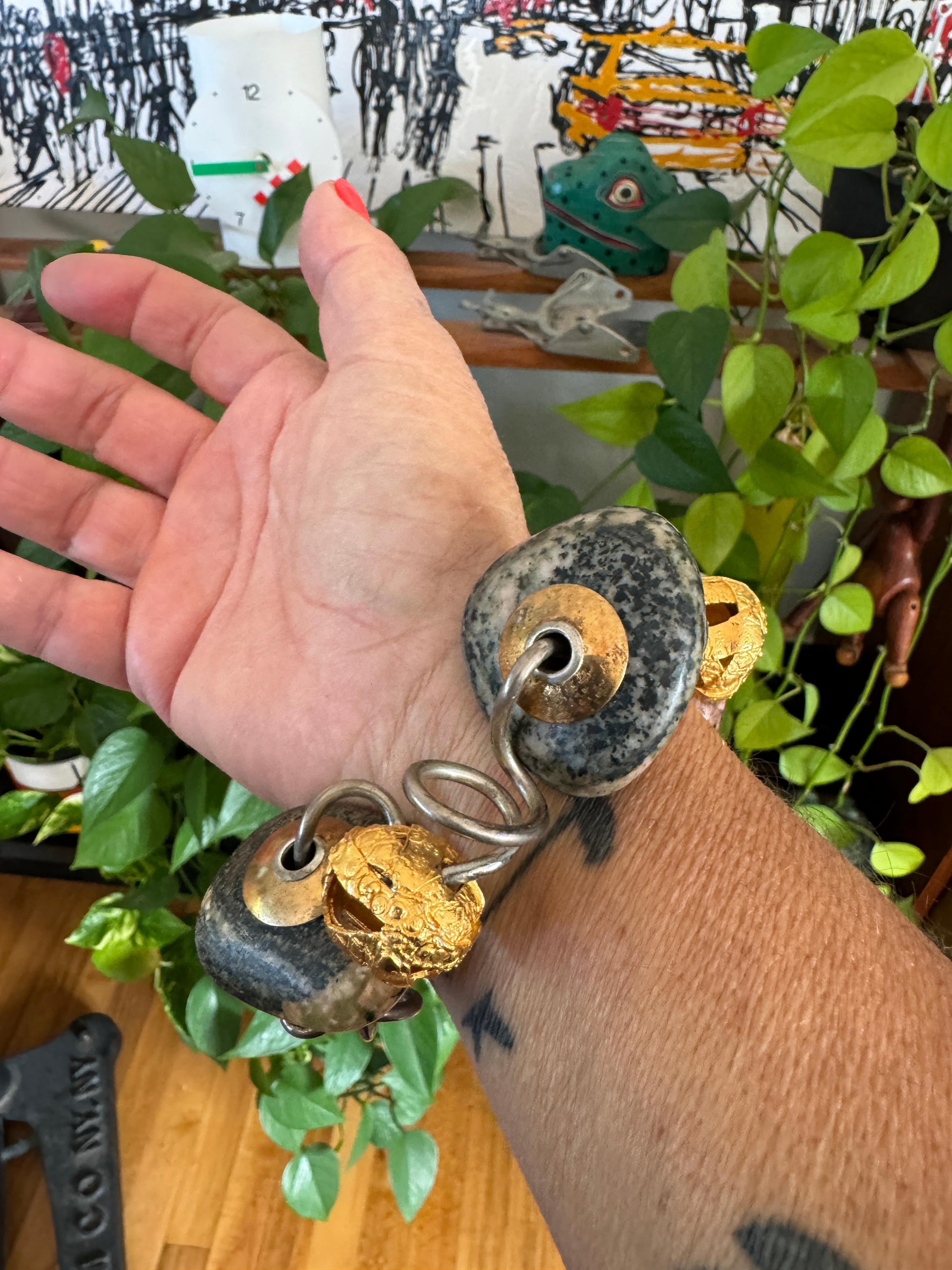 Artigiano Bracciale in oro giallo 18k e argento Kathleen Dennison realizzato a mano in vendita