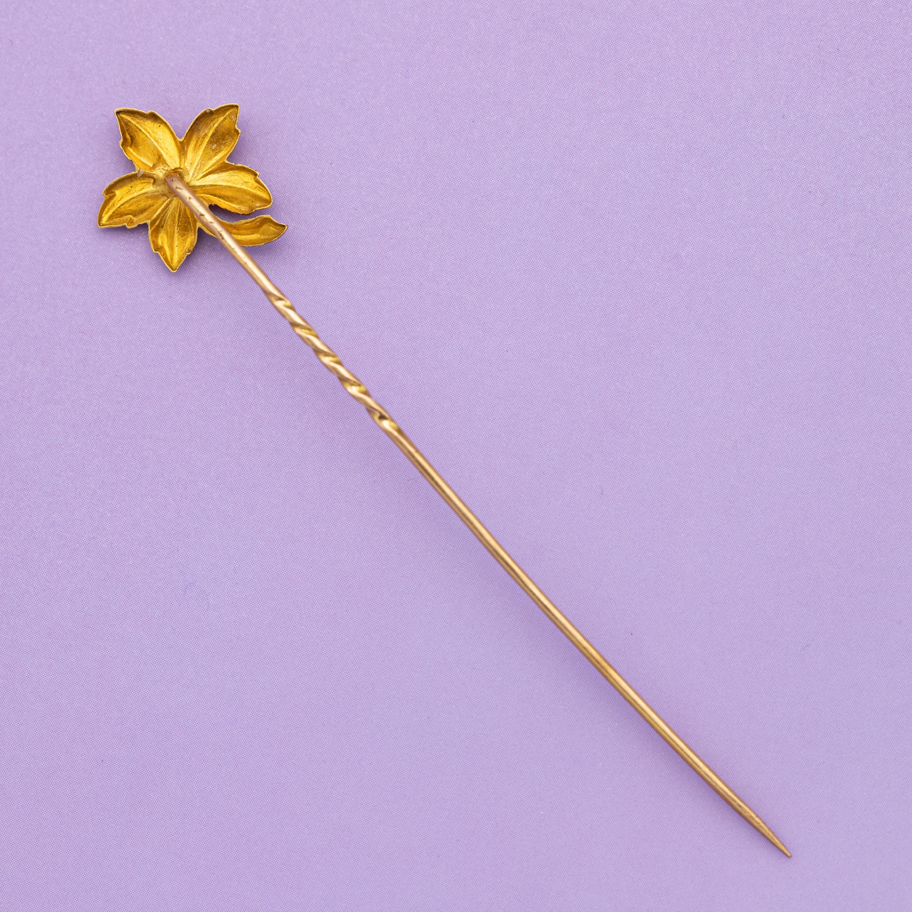 Victorian 18k Yellow gold stick pin - Family brooch - detailed Ivy cravat pin For Sale