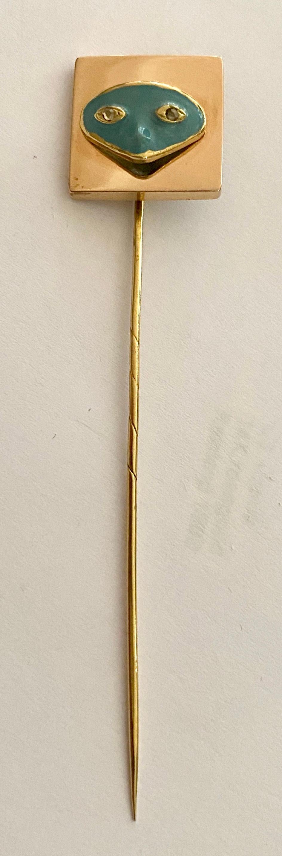 An 18K. Yellow Gold Stickpin; enamel mask mounted on gold plate.
England ca 1900.
weight: 3.28 grams.
size: 17 x 16 x 6 mm. length of the pin: 80 mm.
Comes with a certificate from AIG Belgium and with an original stickpin box.

In the 19th century
