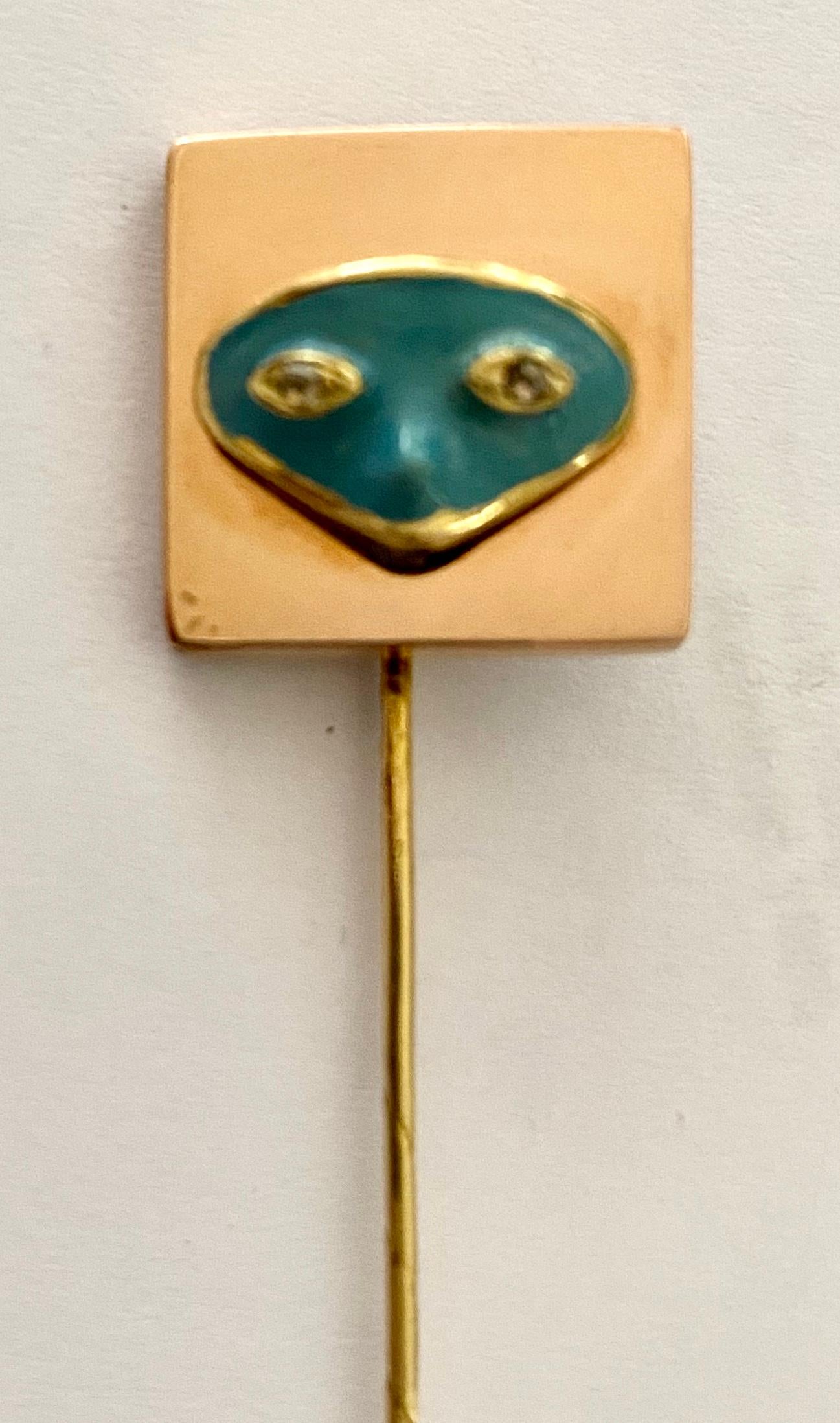 18 Karat Yellow Gold Stickpin with an Enamel Mask, England, 1900 In Good Condition For Sale In Heerlen, NL