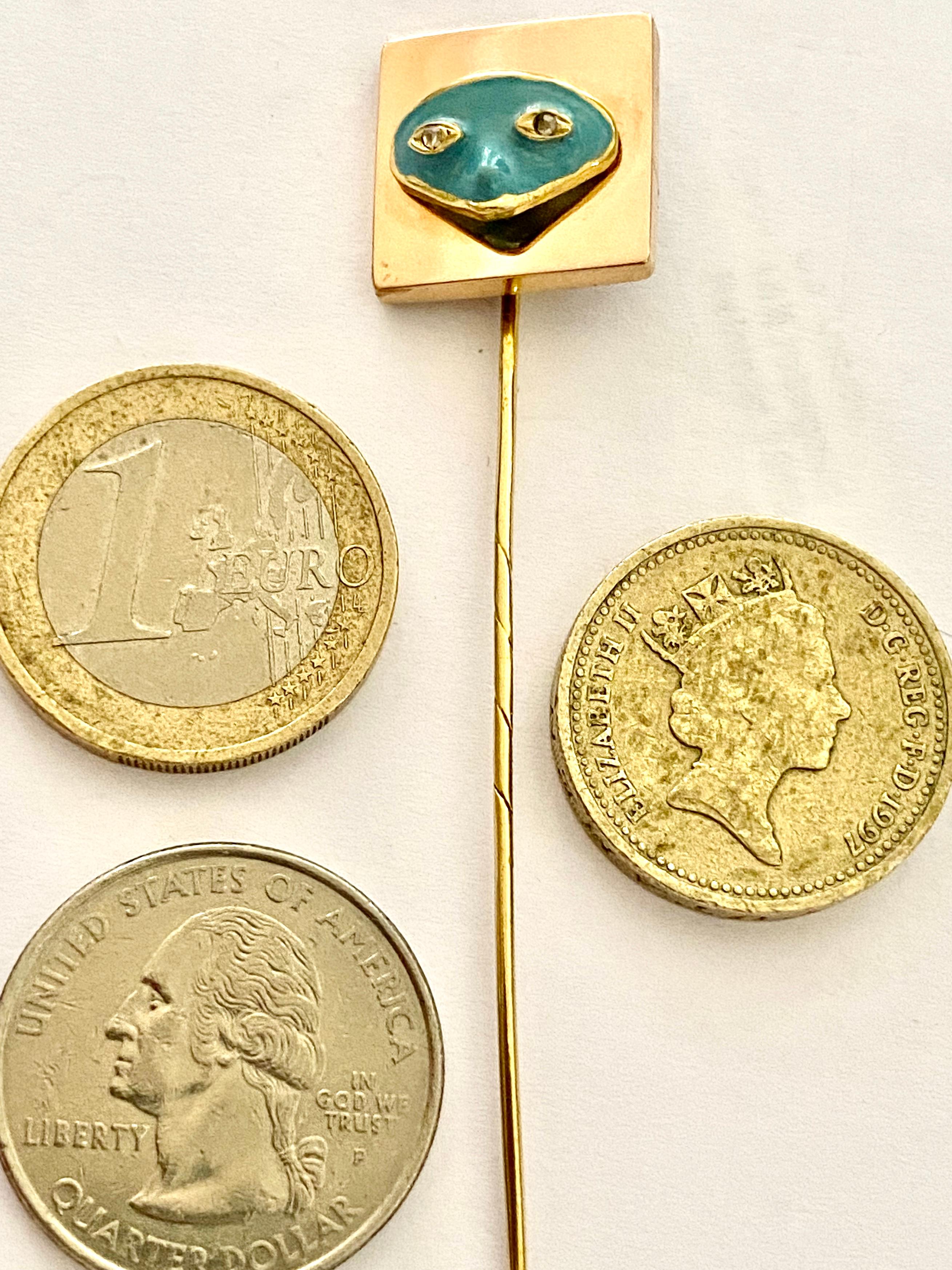 18 Karat Yellow Gold Stickpin with an Enamel Mask, England, 1900 For Sale 2