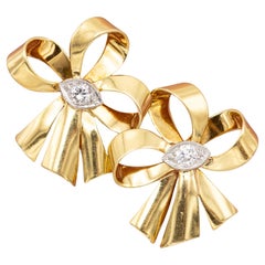 Clous d'oreilles en or jaune 18 carats - clous d'oreilles en forme de nœud floral - bijoux en diamant des années 1960