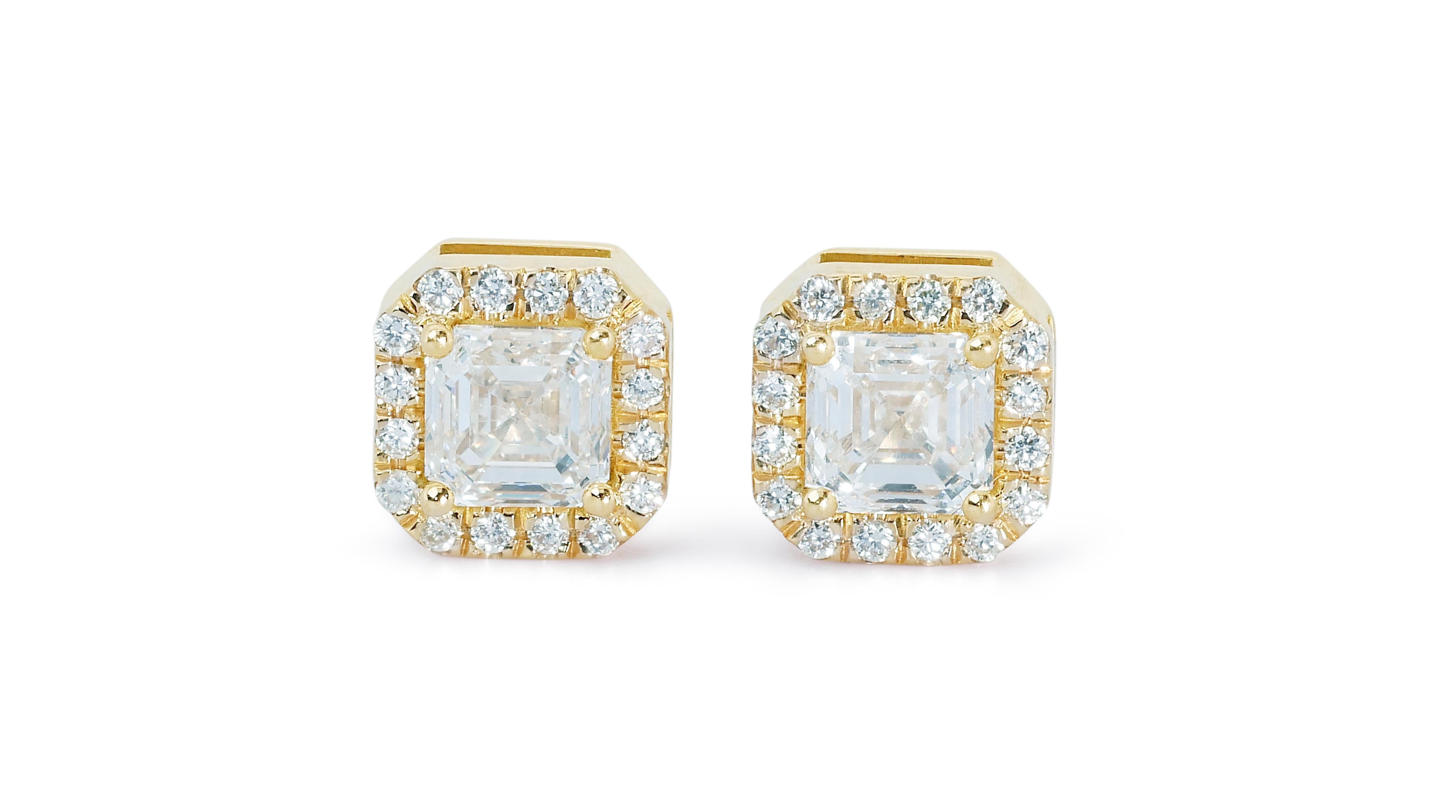 18k Yellow Gold Stud Earrings w/ 1.89 2.13ct Natural Diamonds AIG Certificate In New Condition For Sale In רמת גן, IL