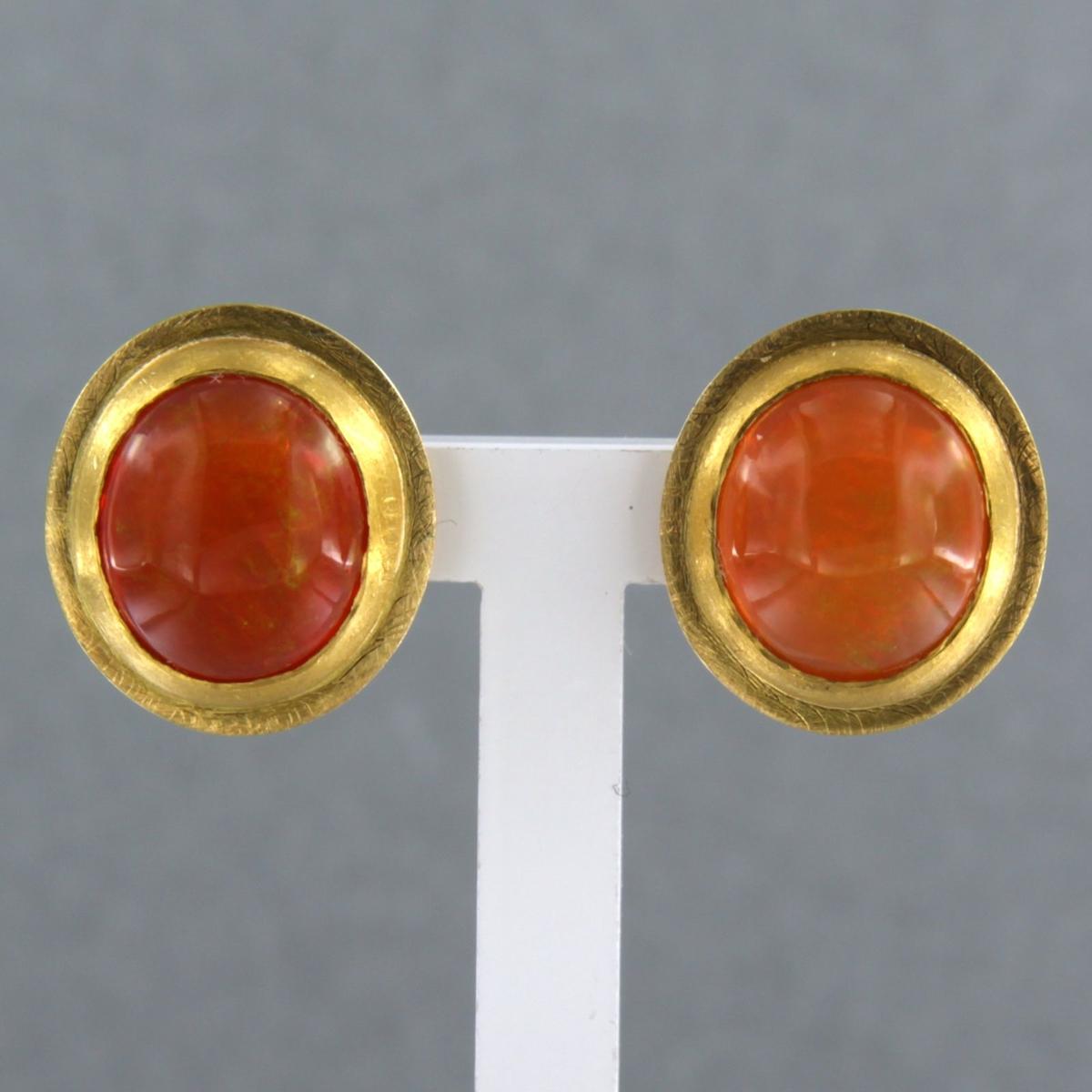 Boucles d'oreilles en or jaune 18k serties d'opale de feu taillée en cabochon 

description détaillée :

La taille du clou est de 1,4 cm de haut et de 1,3 cm de large.

poids : 9,2 grammes

avec :

- 2 x 1,1 cm x 9,2 mm opale ovale taillée en