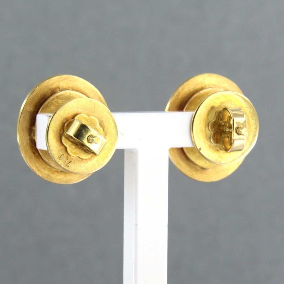 Clous d'oreilles en or jaune 18 carats avec opale de feu taillée en cabochon 9,2 grammes Excellent état - En vente à The Hague, ZH