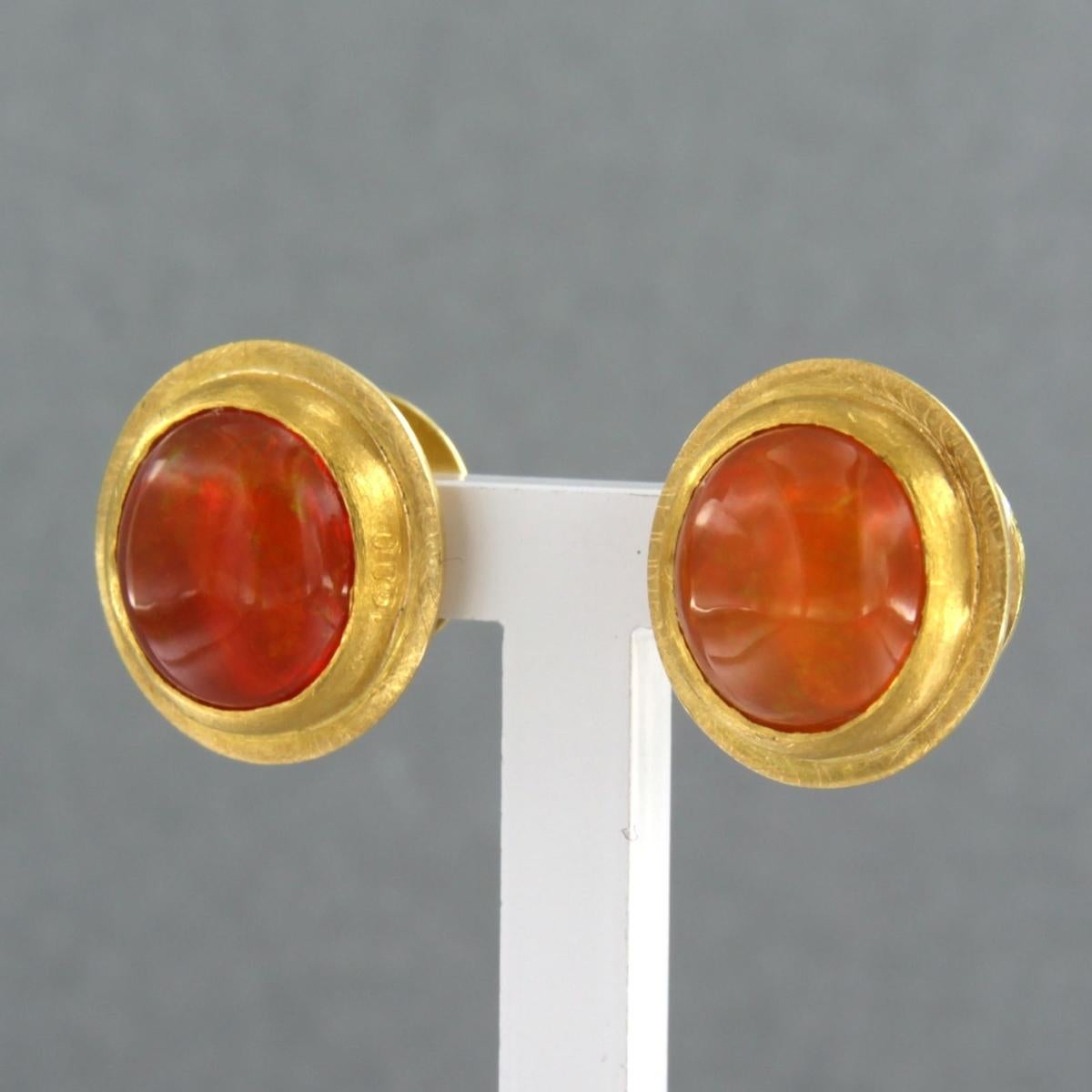 Clous d'oreilles en or jaune 18 carats avec opale de feu taillée en cabochon 9,2 grammes Excellent état - En vente à The Hague, ZH
