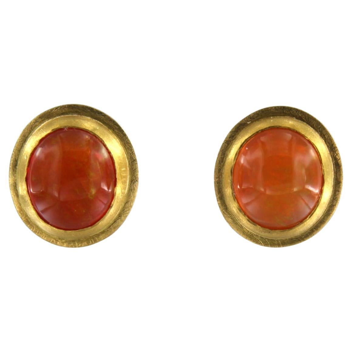 Clous d
oreilles en or jaune 18 carats avec opale de feu taillée en cabochon 9,2 grammes