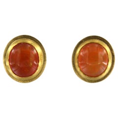 Clous d
oreilles en or jaune 18 carats avec opale de feu taillée en cabochon 9,2 grammes
