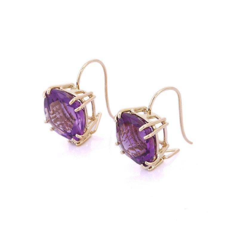 Améthyste taillée en coussin et clous d'oreilles avec diamants en or 18K. Embrassez votre look avec cette superbe paire de boucles d'oreilles adaptée à toutes les occasions pour compléter votre tenue.
Les clous d'oreilles créent une beauté subtile