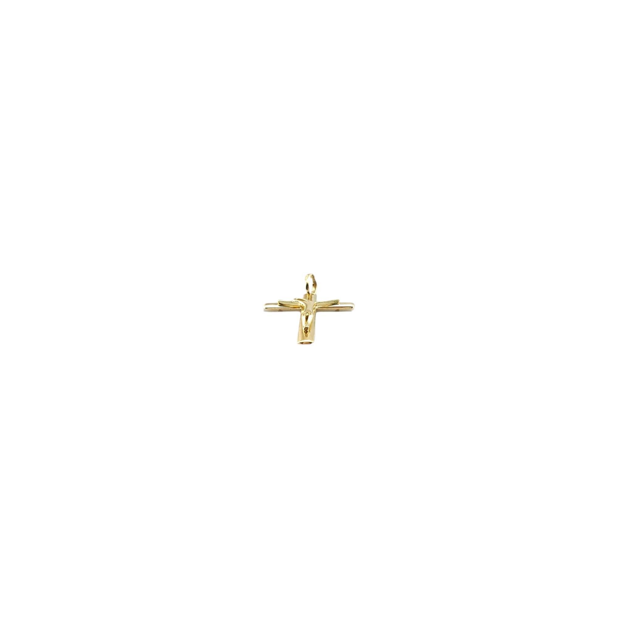 18K Yellow Gold Stylized Crucifix Charm #17433 In Good Condition For Sale In Washington Depot, CT