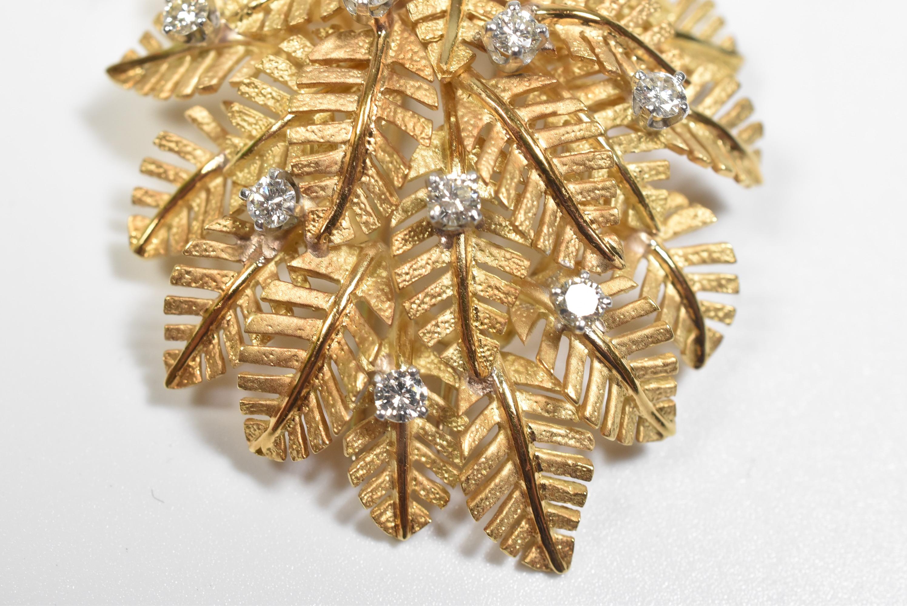 Palmblatt-Anstecknadel oder -Brosche aus 18 Karat Gold mit Diamanten. Die Nadel ist 2,25
