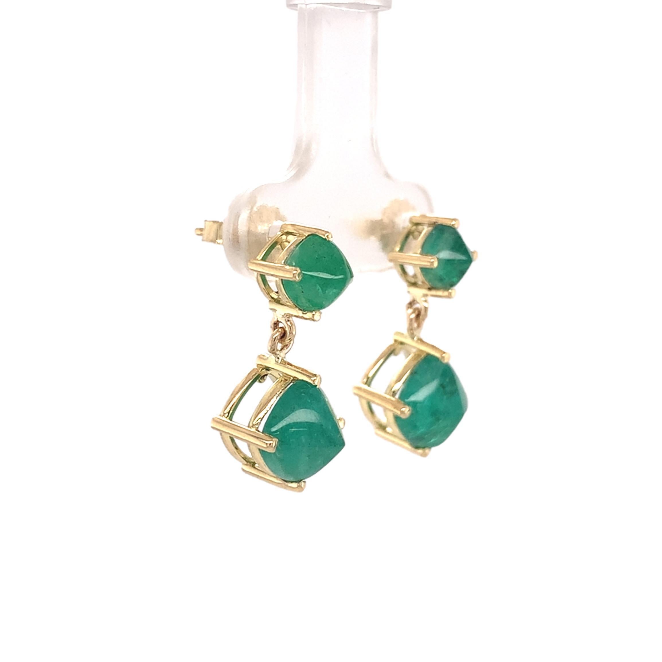 Taille cabochon « sugarloaf » Boucles d'oreilles pendantes en or jaune 18 carats, coupe Sugarloaf, émeraude de 5,53 carats torsadés en vente