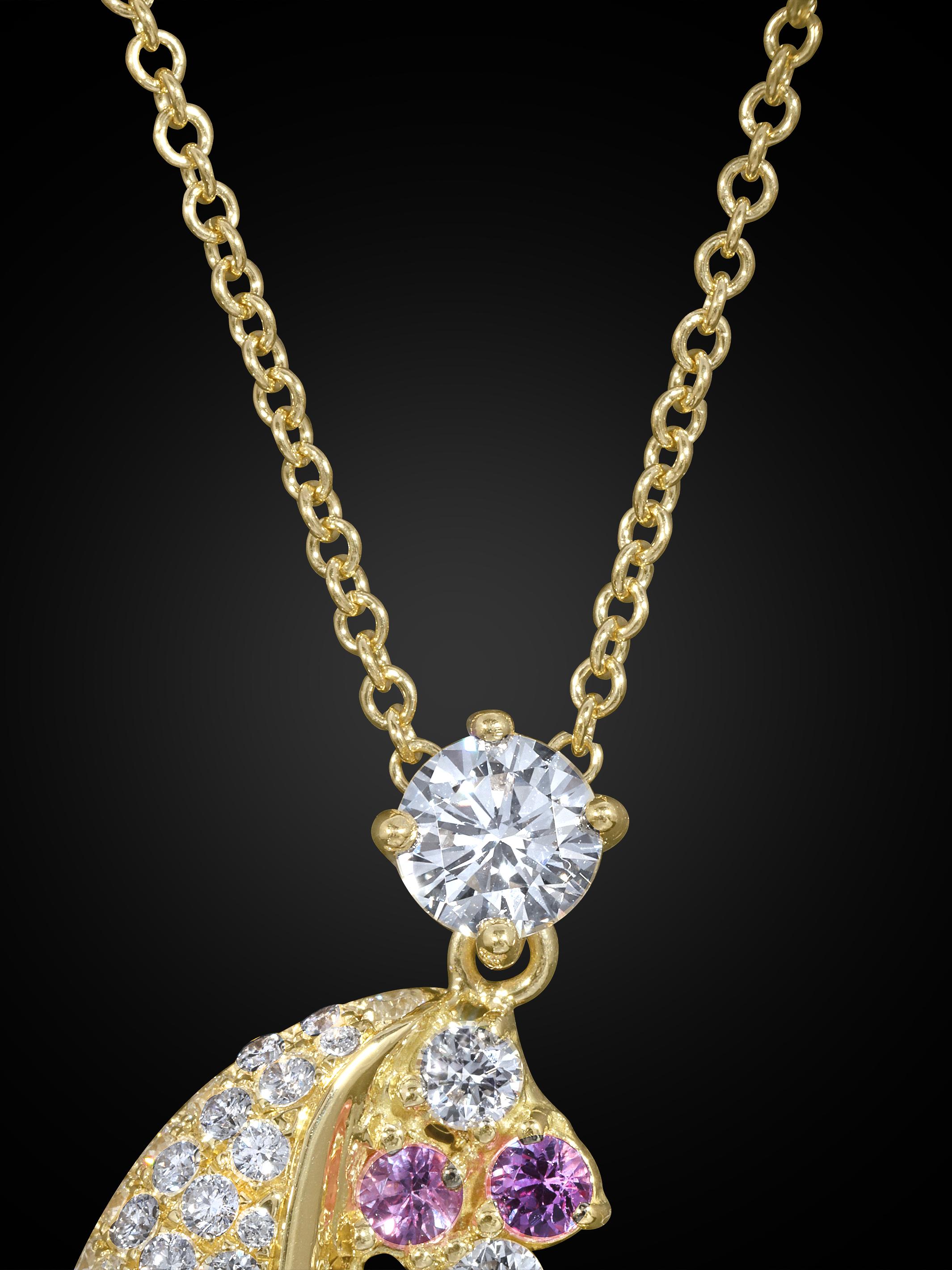 Collectional Collier de lunes de Mardis Gras... Vivre pleinement la vie et s'éblouir de sa beauté. Cette pièce remarquable célèbre la joie et la beauté de ce que la vie peut offrir. Les diamants éblouissent le croissant de lune décroissant des