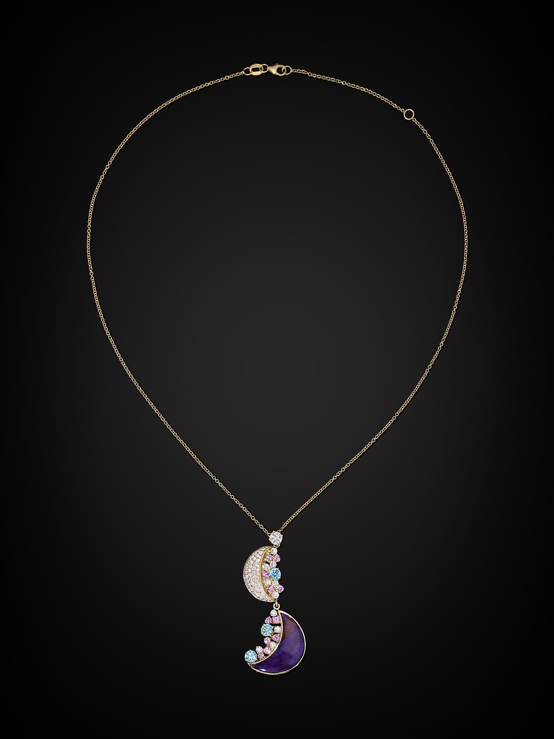 Collier en or jaune 18 carats, sugilite, diamants VS, saphirs roses et saphirs bleus en vente 1