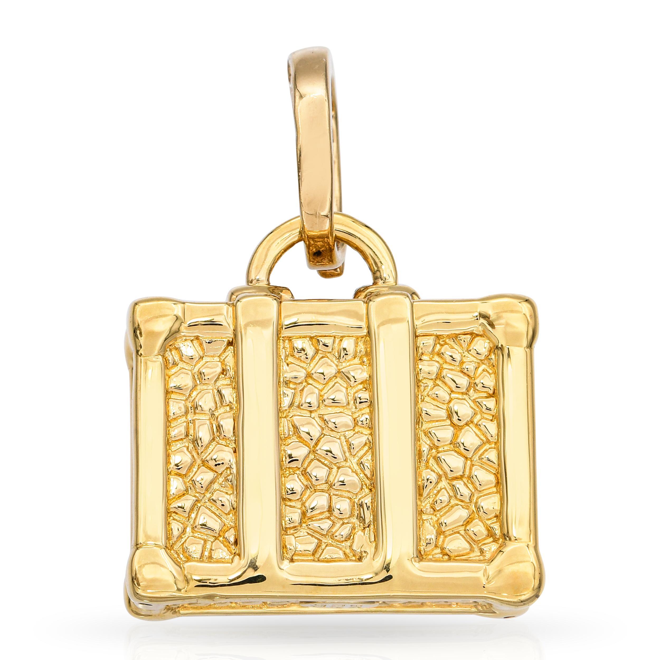 Ce pendentif en forme de breloque de valise vintage est fabriqué en or jaune 18 carats par OTC International, un bijoutier new-yorkais fondé en 1977 et réputé pour son travail sur l'or et l'argent. La breloque est finement détaillée, capturant la