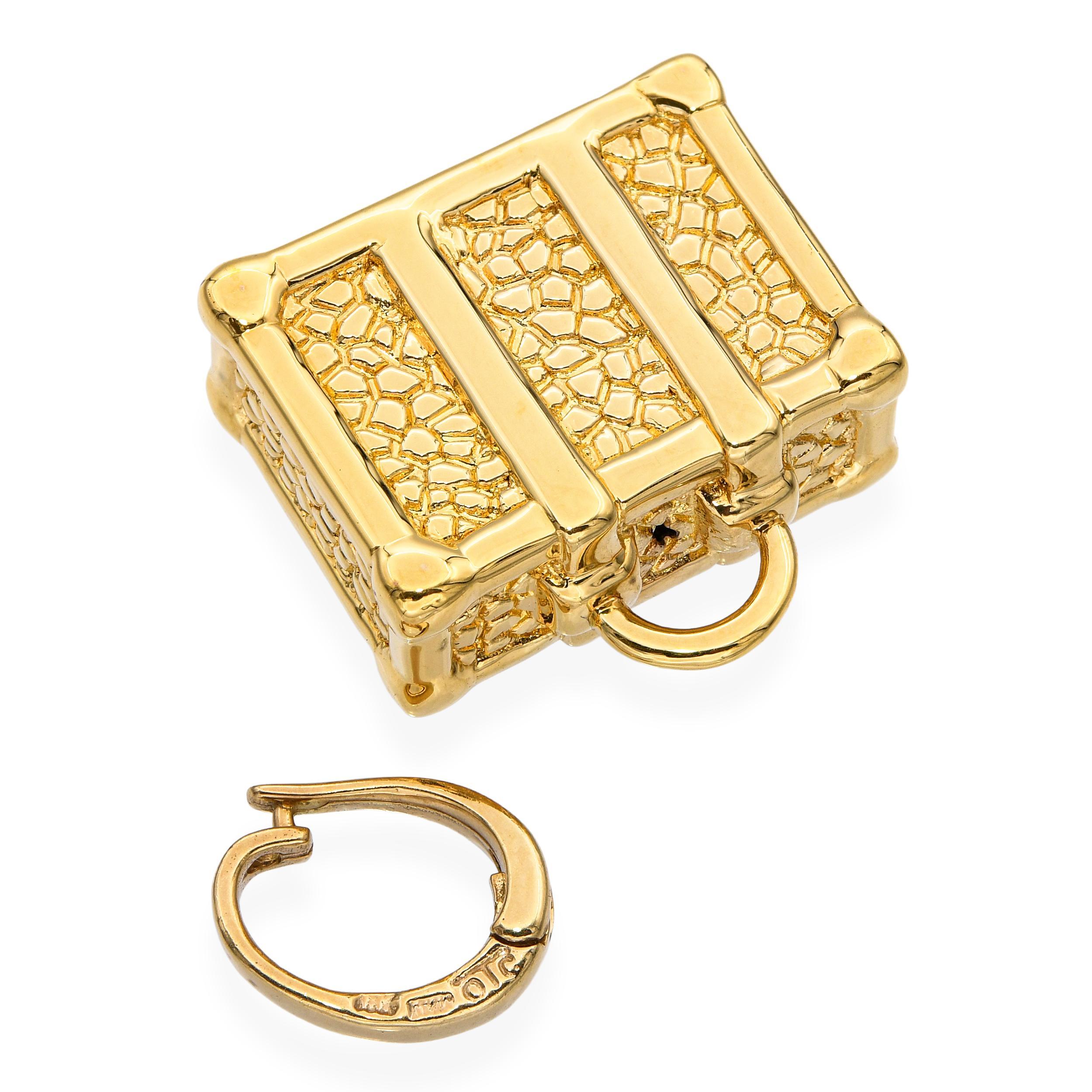 Pendentif en or jaune 18k avec breloque valise en vente 1