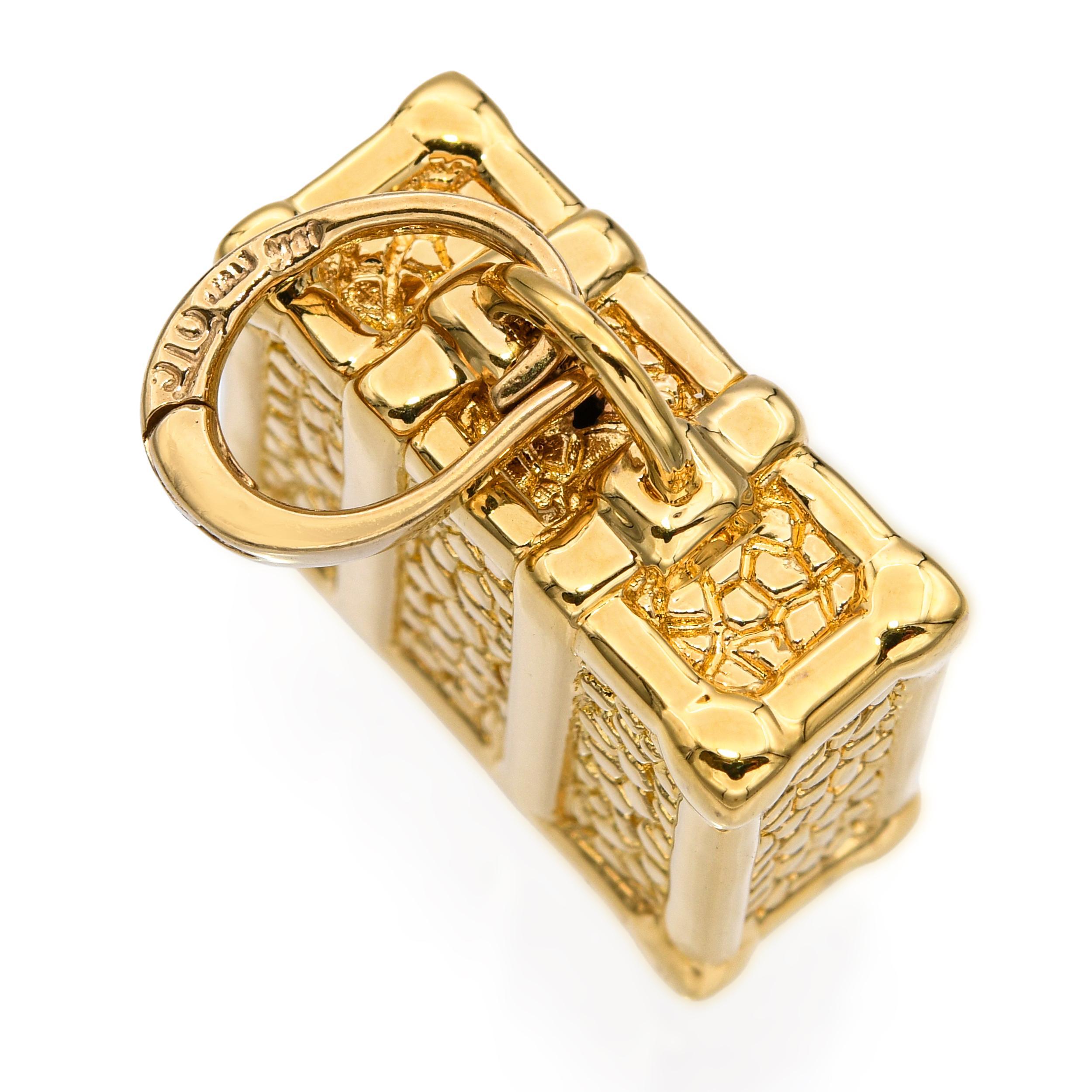 Pendentif en or jaune 18k avec breloque valise en vente 2