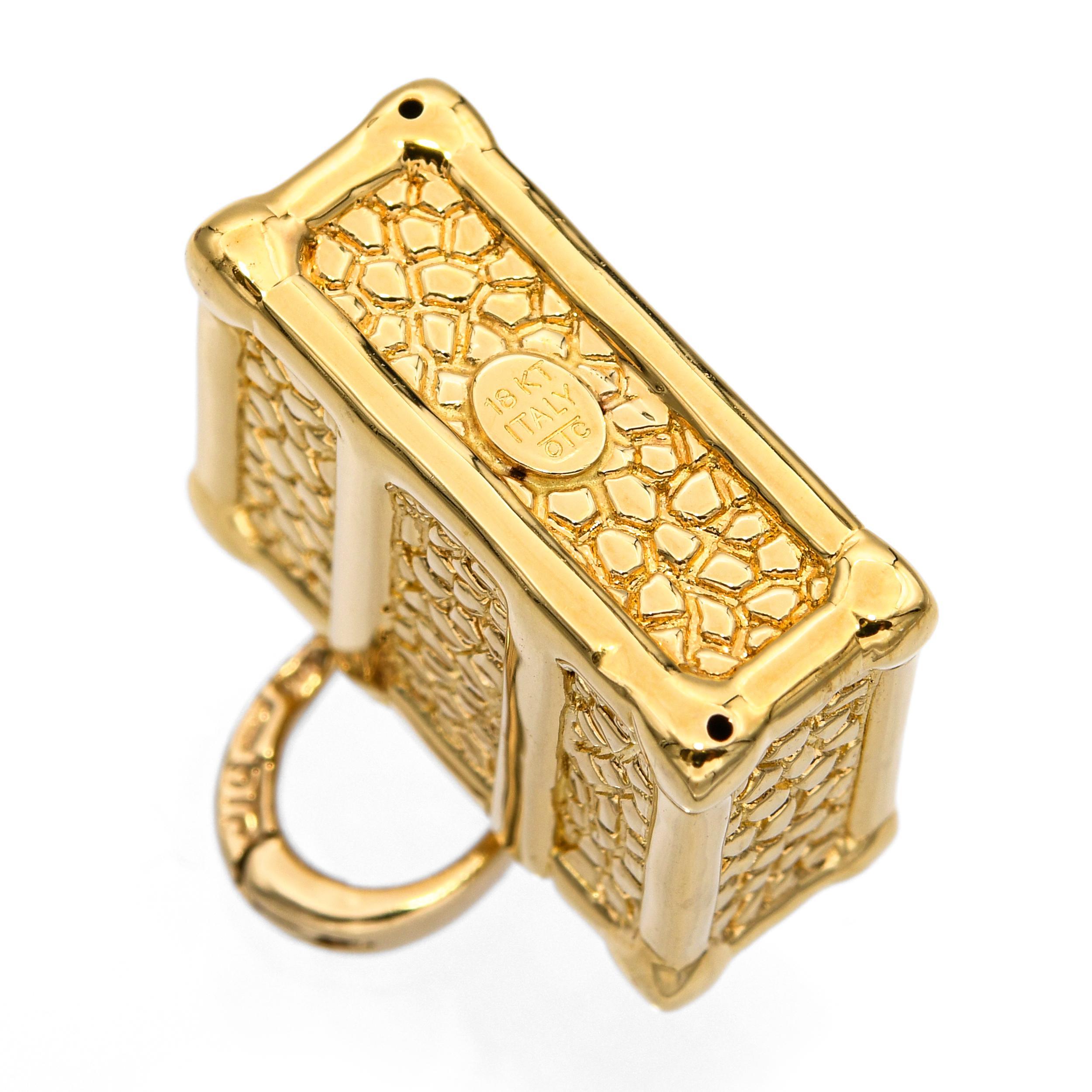 Pendentif en or jaune 18k avec breloque valise en vente 3