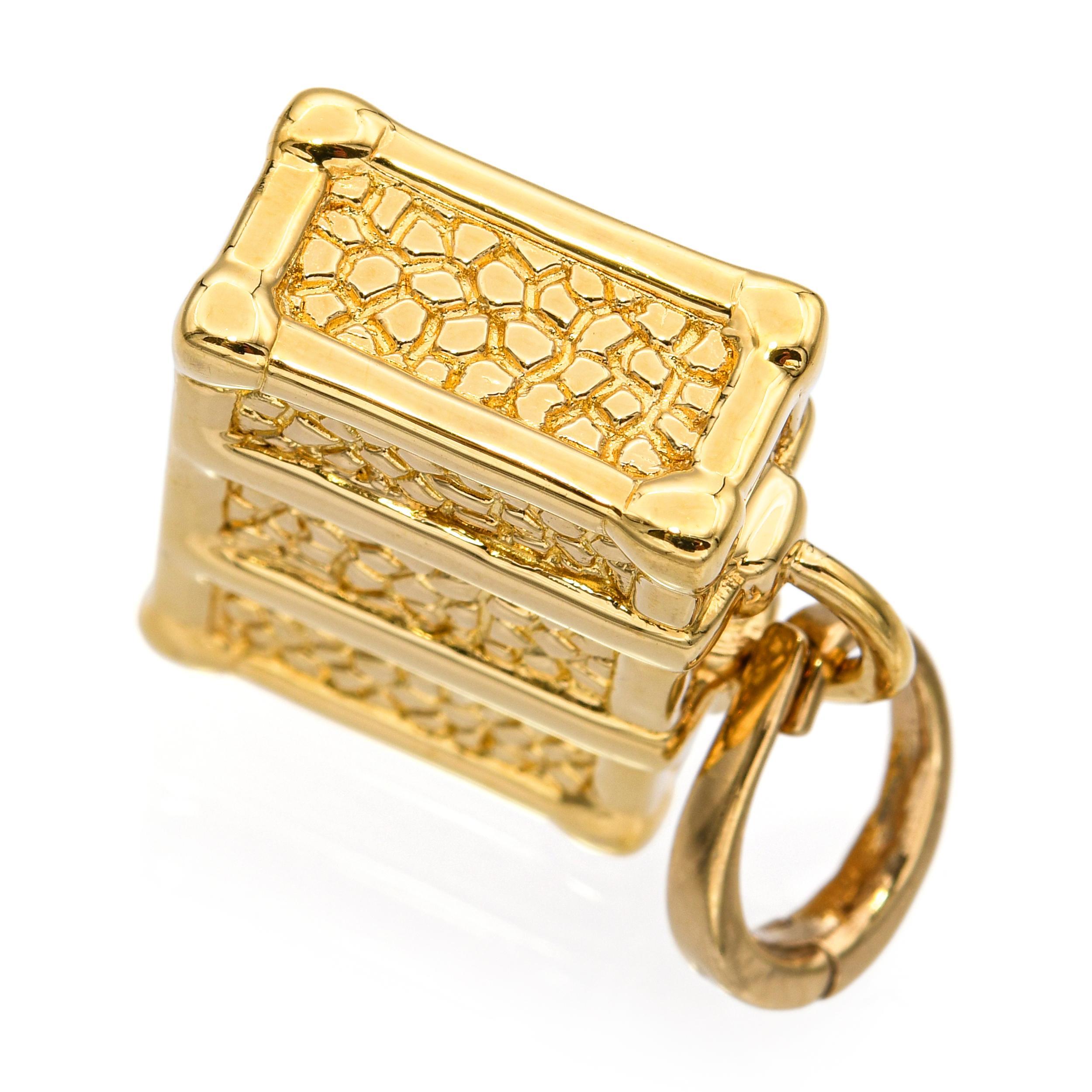 Pendentif en or jaune 18k avec breloque valise en vente 4