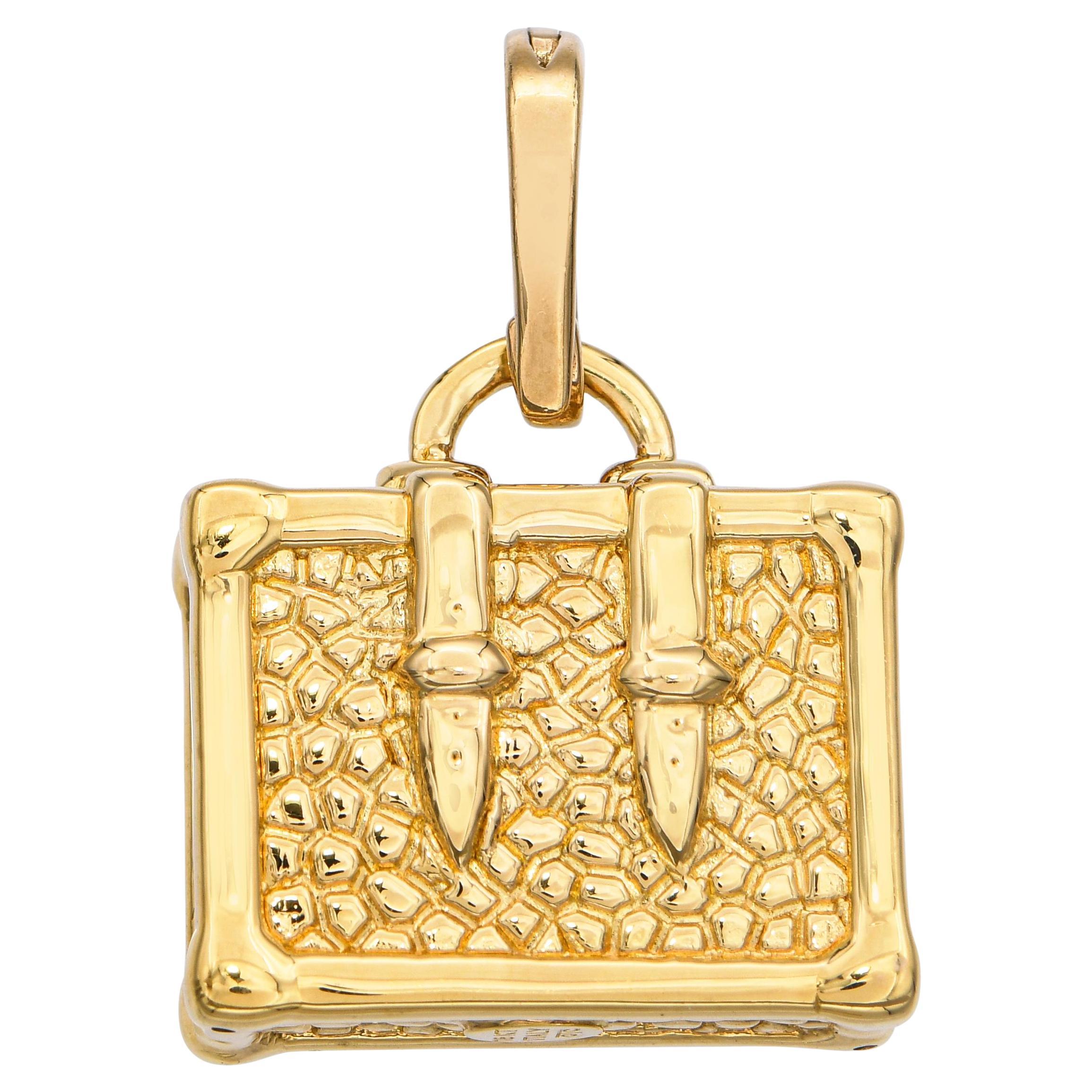 Pendentif en or jaune 18k avec breloque valise en vente