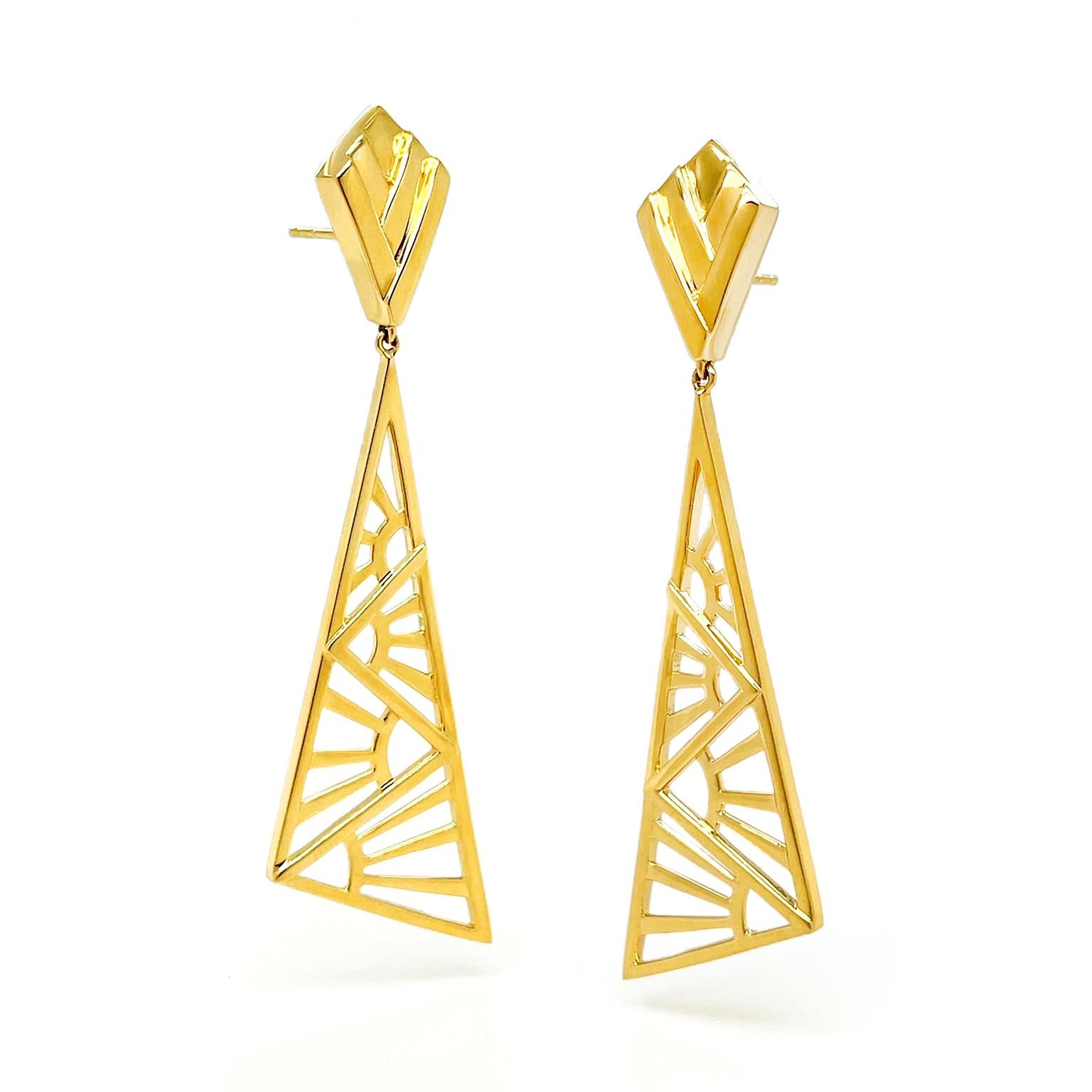 Il classico sole a catinelle Art Deco viene reinterpretato in questi orecchini a goccia in oro giallo 18 carati. Partendo da un aquilone, il lavoro di linea evoca le eleganti forme geometriche del periodo. Scende poi un triangolo asimmetrico
